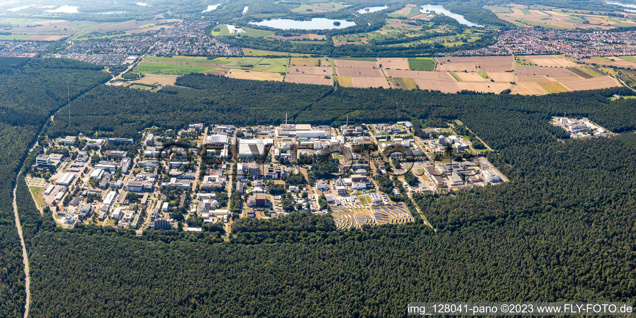 Bâtiment de recherche et complexe de bureaux du KIT Campus Nord (anciennement Centre de recherche nucléaire de Karlsruhe) à le quartier Leopoldshafen in Eggenstein-Leopoldshafen dans le département Bade-Wurtemberg, Allemagne hors des airs
