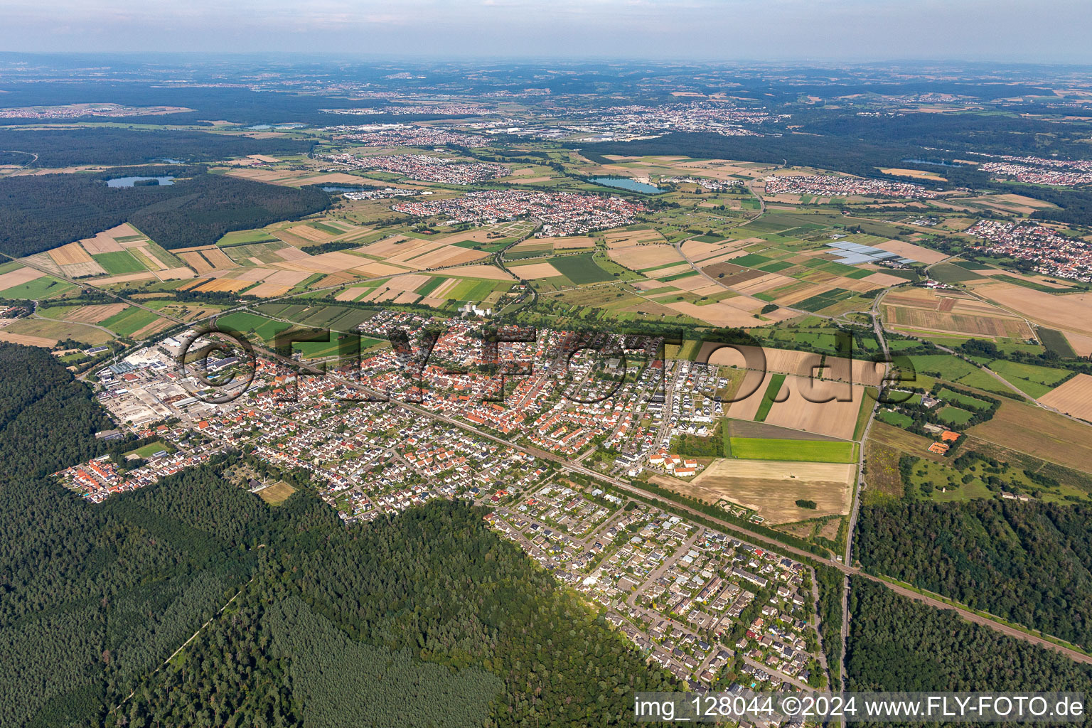 Vue aérienne de Vue des rues et des maisons des quartiers résidentiels à le quartier Friedrichstal in Stutensee dans le département Bade-Wurtemberg, Allemagne