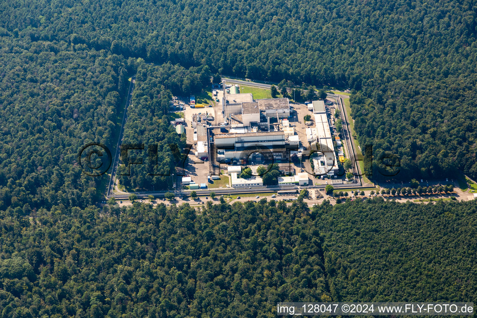 Vue aérienne de Installations techniques dans la zone industrielle KIT-Campus Nord : usine WAK (ancienne usine de retraitement de Karlsruhe) de la société Nuclear Technical Disposal Karlsruhe GmbH à Linkenheim-Hochstetten à le quartier Leopoldshafen in Eggenstein-Leopoldshafen dans le département Bade-Wurtemberg, Allemagne