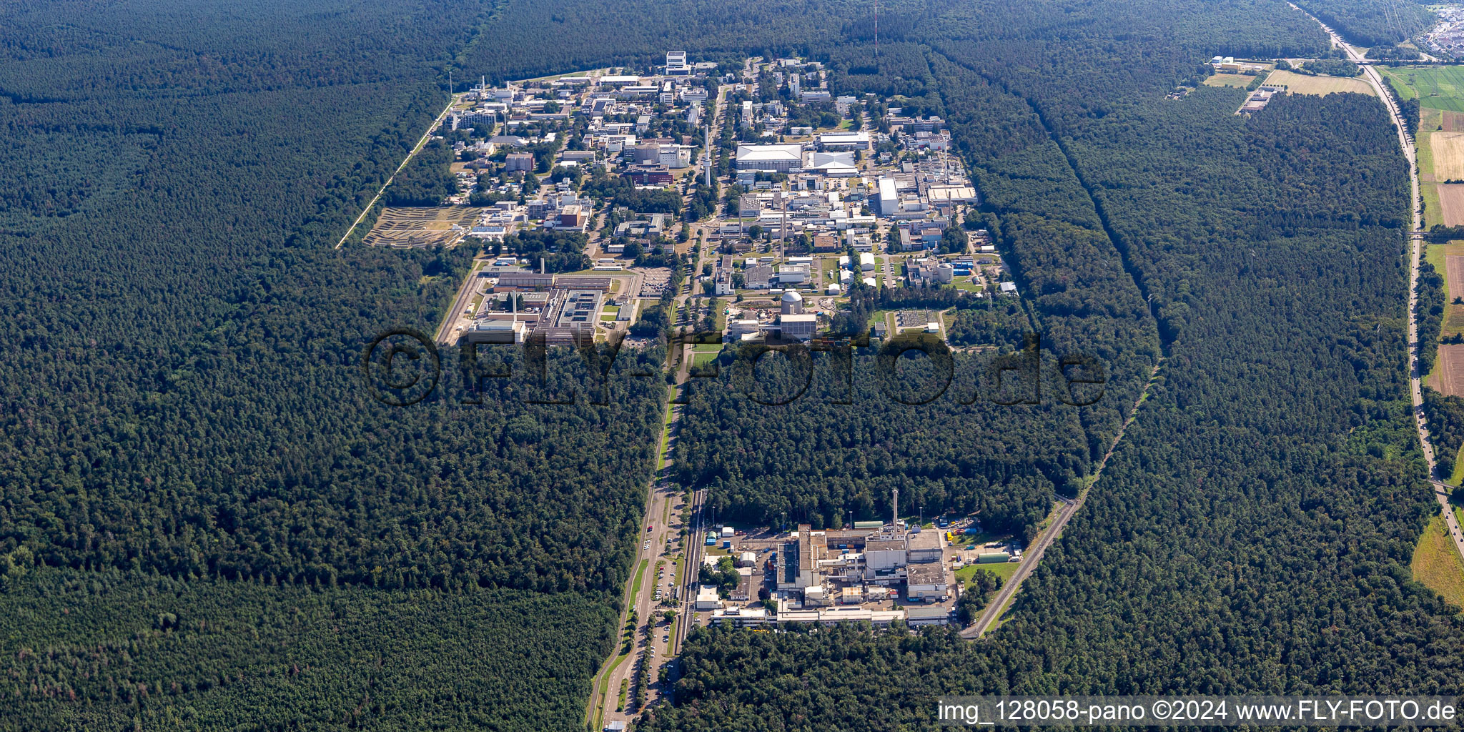 Bâtiment de recherche et complexe de bureaux du KIT Campus Nord (anciennement Centre de recherche nucléaire de Karlsruhe) à le quartier Leopoldshafen in Eggenstein-Leopoldshafen dans le département Bade-Wurtemberg, Allemagne vue d'en haut