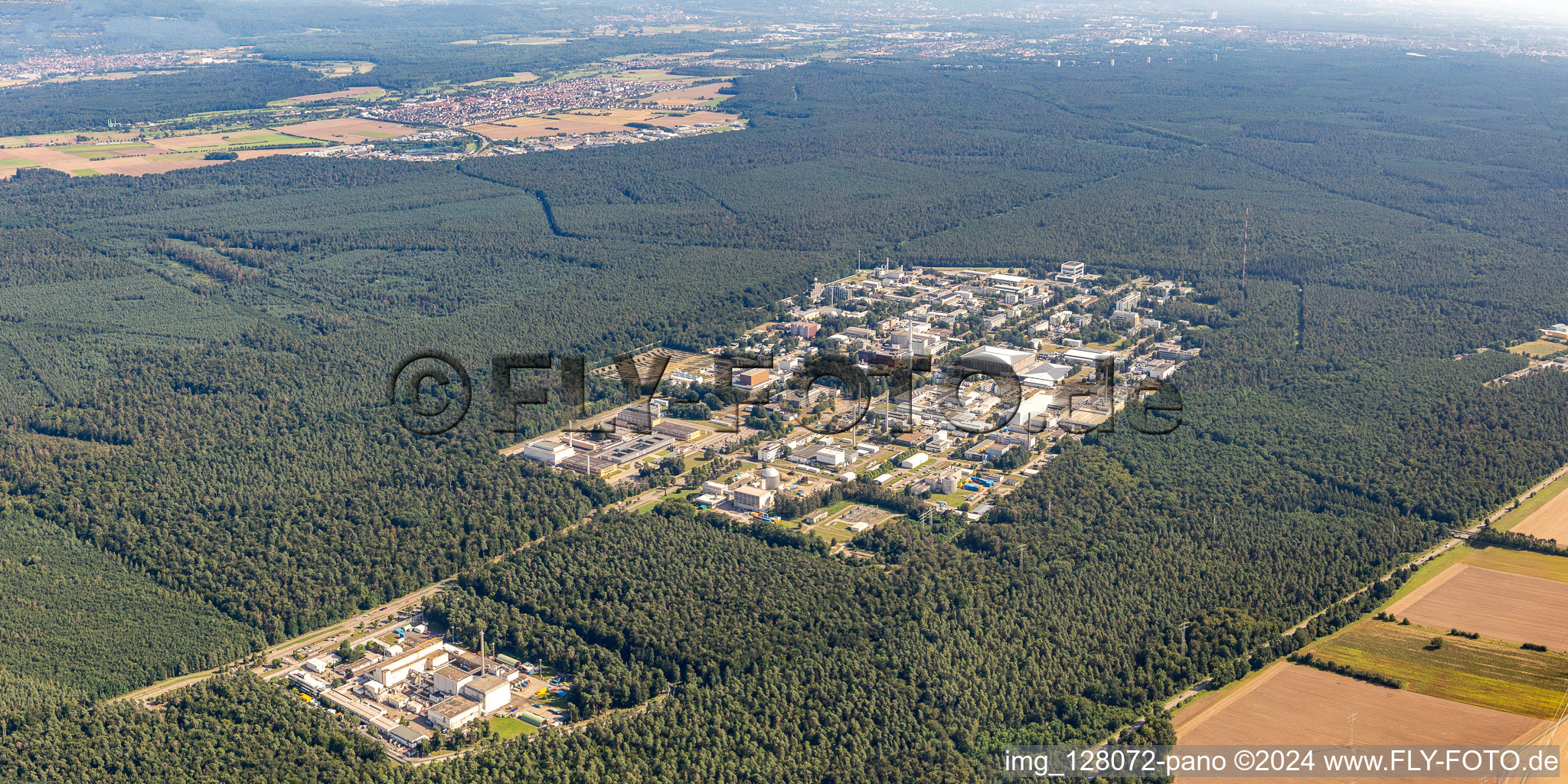 Bâtiment de recherche et complexe de bureaux du KIT Campus Nord (anciennement Centre de recherche nucléaire de Karlsruhe) à le quartier Leopoldshafen in Eggenstein-Leopoldshafen dans le département Bade-Wurtemberg, Allemagne depuis l'avion