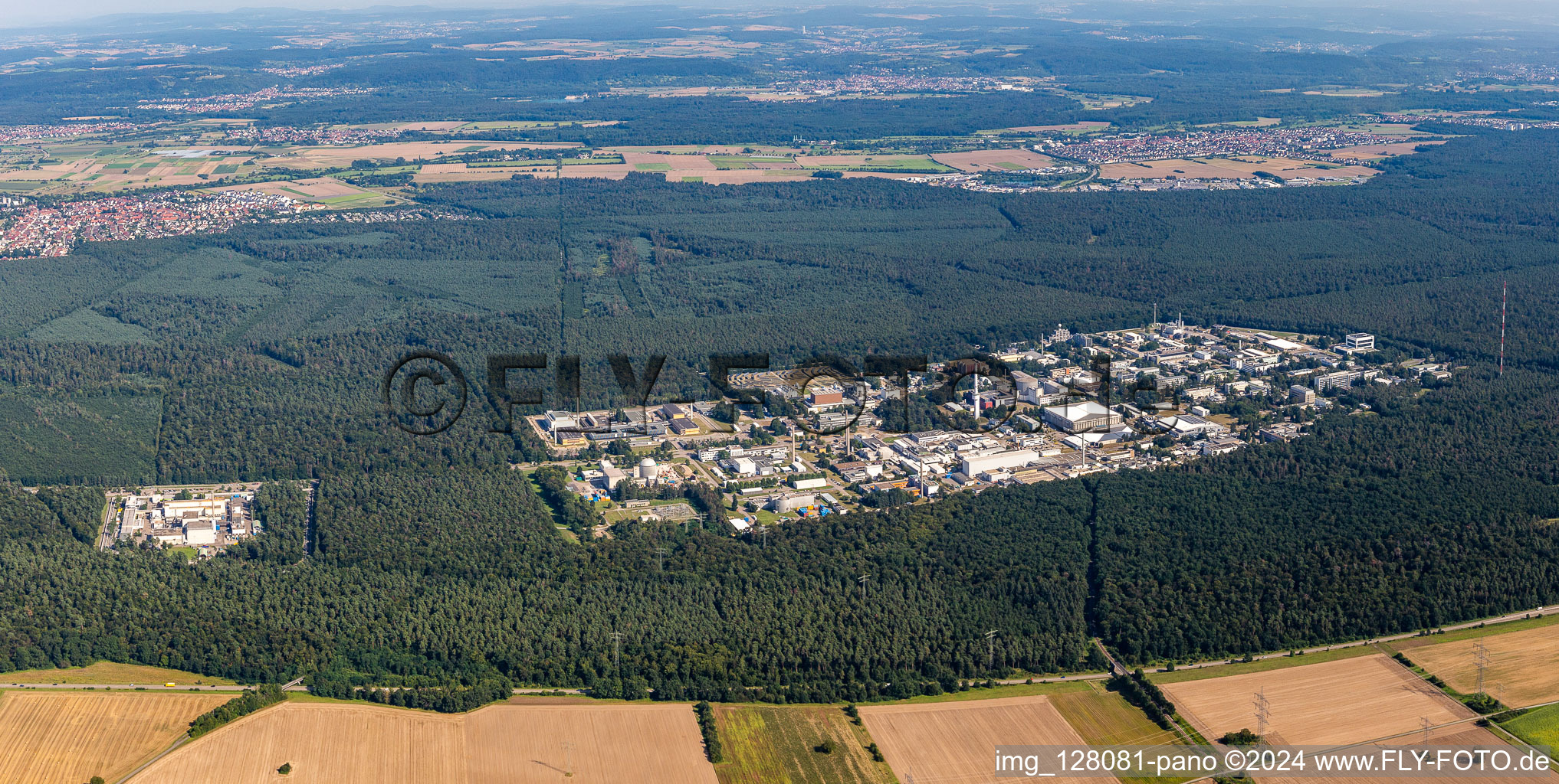 Vue d'oiseau de Bâtiment de recherche et complexe de bureaux du KIT Campus Nord (anciennement Centre de recherche nucléaire de Karlsruhe) à le quartier Leopoldshafen in Eggenstein-Leopoldshafen dans le département Bade-Wurtemberg, Allemagne