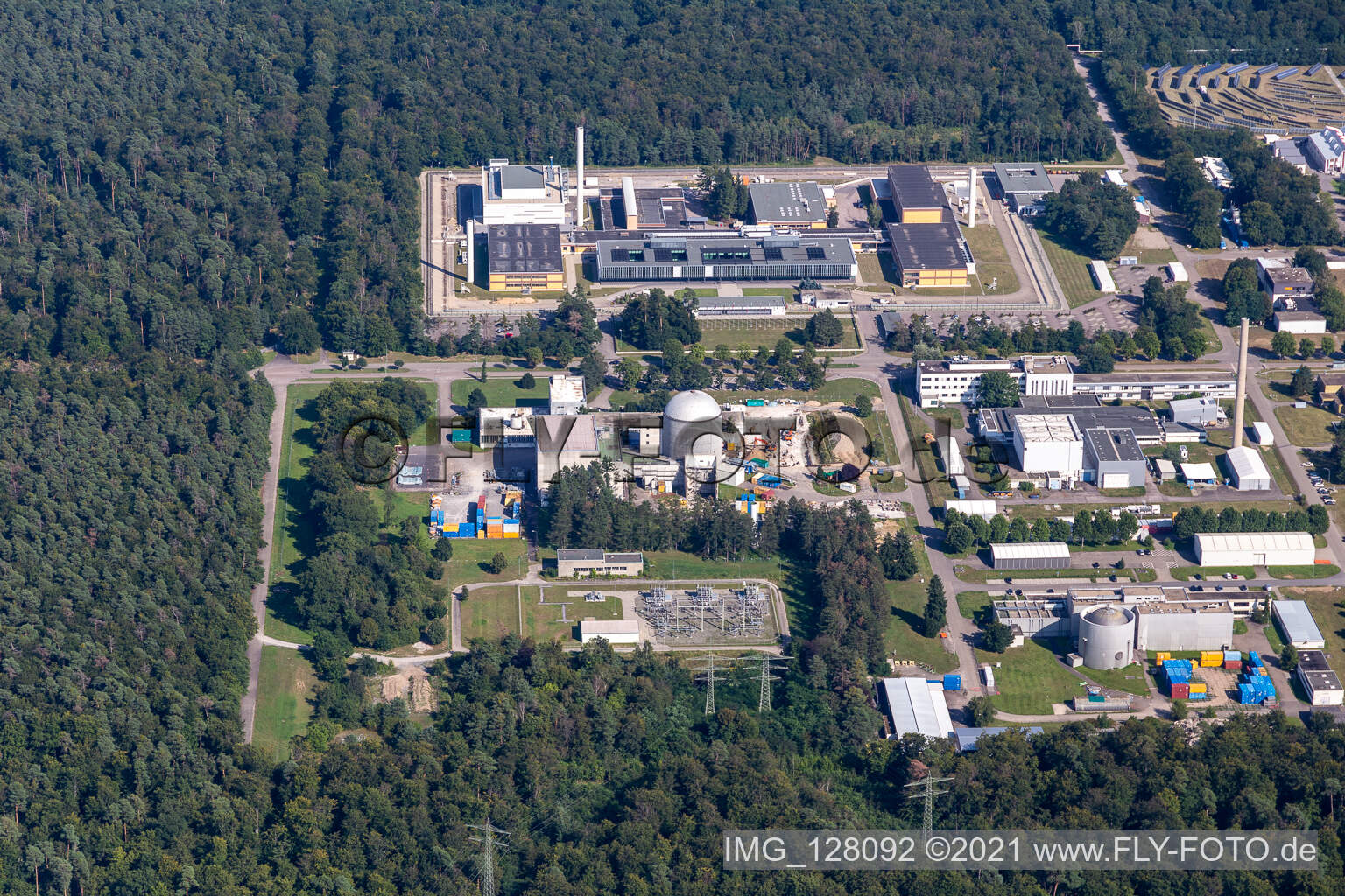 Vue aérienne de KIT Campus Nord : MZFR (ancien réacteur polyvalent de recherche) à le quartier Leopoldshafen in Eggenstein-Leopoldshafen dans le département Bade-Wurtemberg, Allemagne