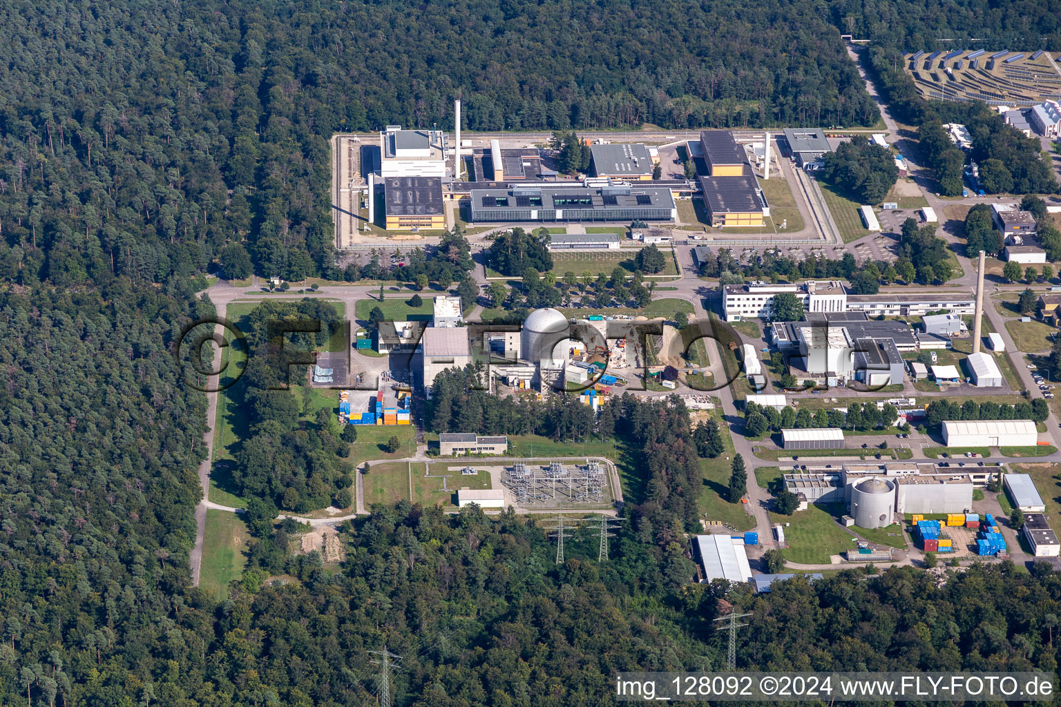 Vue aérienne de KIT Campus Nord : MZFR (ancien réacteur polyvalent de recherche) à le quartier Leopoldshafen in Eggenstein-Leopoldshafen dans le département Bade-Wurtemberg, Allemagne