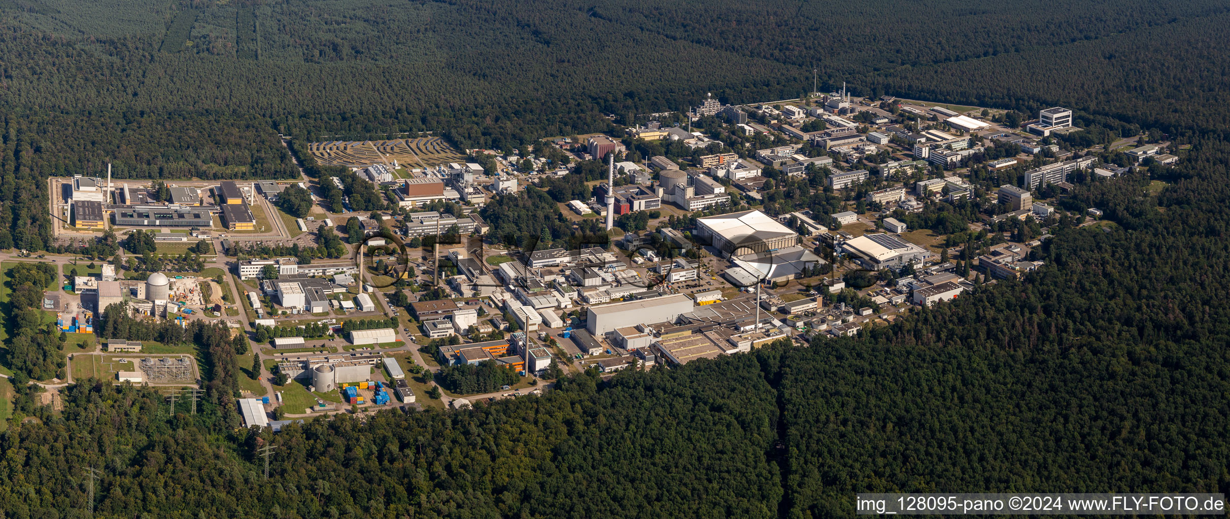 Bâtiment de recherche et complexe de bureaux du KIT Campus Nord (anciennement Centre de recherche nucléaire de Karlsruhe) à le quartier Leopoldshafen in Eggenstein-Leopoldshafen dans le département Bade-Wurtemberg, Allemagne vue du ciel