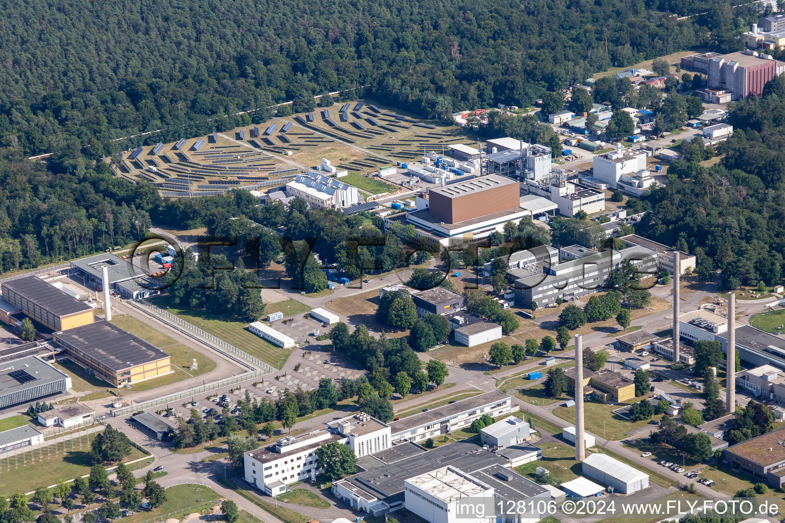 Vue aérienne de Bâtiment de recherche et complexe de bureaux du campus nord de l'Institut technologique de Karlsruhe, Untergrombacher Straße à le quartier Leopoldshafen in Eggenstein-Leopoldshafen dans le département Bade-Wurtemberg, Allemagne