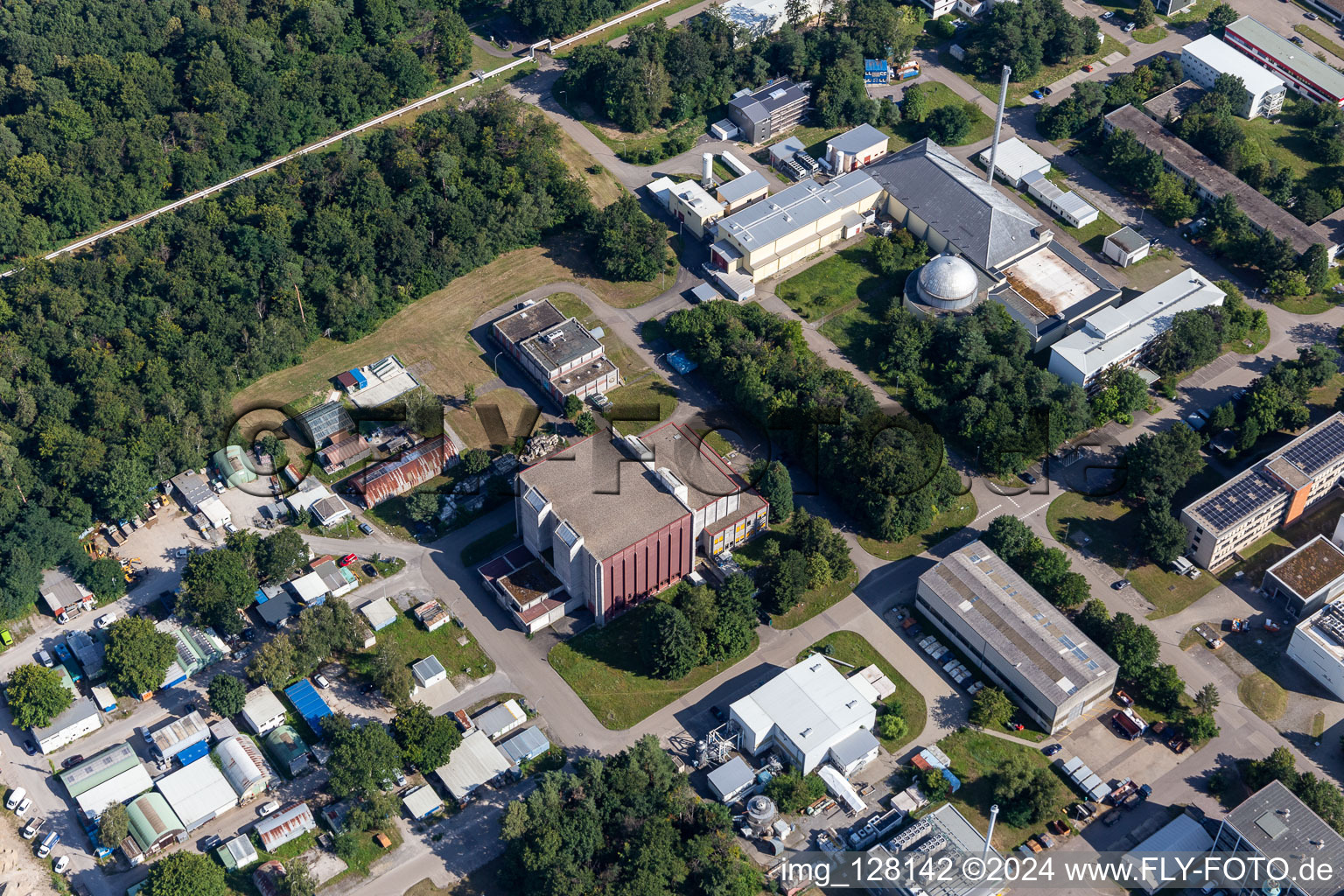 Vue aérienne de Bâtiment de recherche et complexe de bureaux de l'Institut technologique de Karlsruhe Campus Nord avec l'Institut de nanotechnologie sur Blankenlocher Straße à le quartier Leopoldshafen in Eggenstein-Leopoldshafen dans le département Bade-Wurtemberg, Allemagne