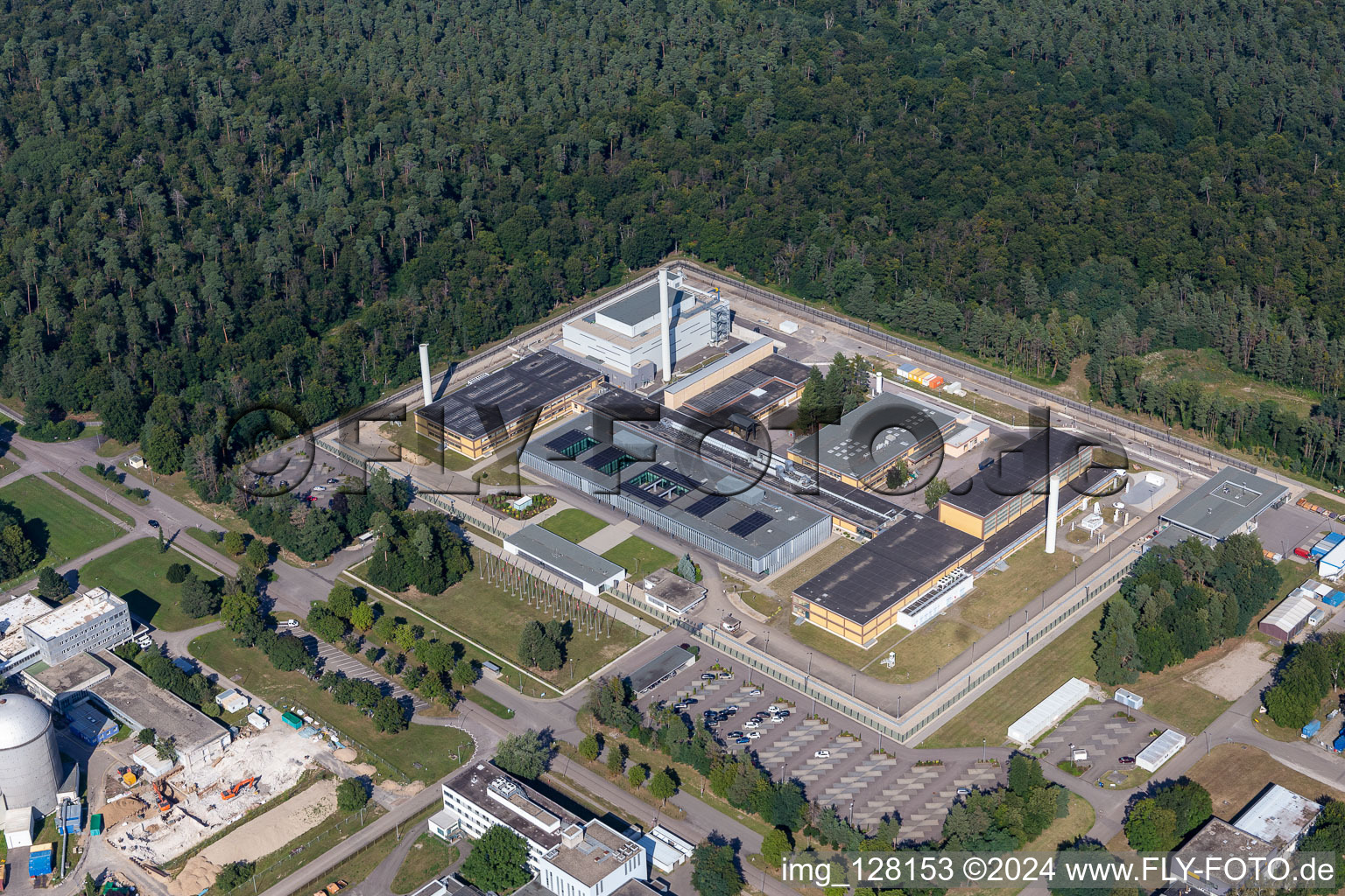 Vue aérienne de Bâtiment de recherche et complexe de bureaux de l'Institut européen des éléments transuraniens (UIT) avec Centre commun de recherche (JRC) sur le campus Nordin de l'Institut technologique de Karlsruhe Eggenstein-Leopoldshafen à le quartier Leopoldshafen in Eggenstein-Leopoldshafen dans le département Bade-Wurtemberg, Allemagne