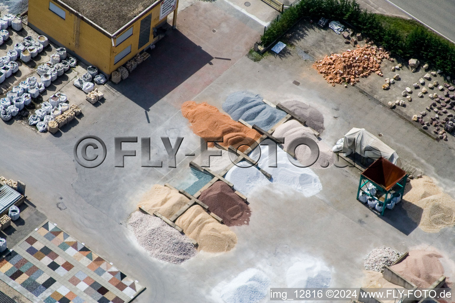 Gartenkies, Badische Terrazzo Handelsgesellschaft mbH Huttenheimer Landstrasse 2-6 à le quartier Neudorf in Graben-Neudorf dans le département Bade-Wurtemberg, Allemagne d'en haut