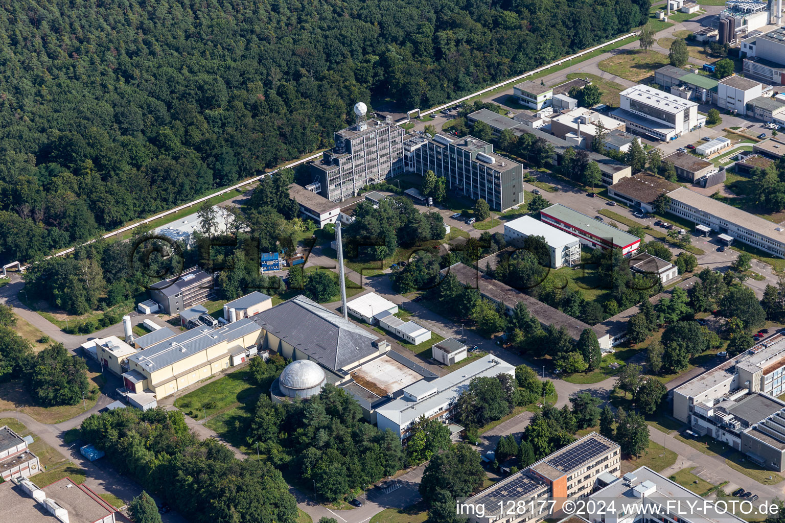 Vue aérienne de Bâtiment de recherche et complexe de bureaux de l'Institut technologique de Karlsruhe Campus Nord avec l'Institut de météorologie et de recherche climatique sur la Weingartener Straße à le quartier Leopoldshafen in Eggenstein-Leopoldshafen dans le département Bade-Wurtemberg, Allemagne