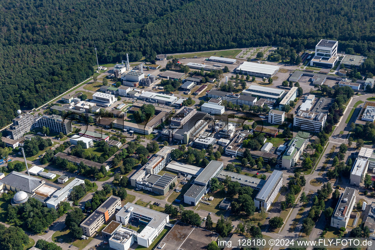 Vue aérienne de Bâtiment de recherche et complexe de bureaux du KIT Campus Nord avec IKET, ITEP, Institut de météorologie et de recherche climatique, wbk Institute for Production Technology, Institute for Astroparticle Physics (IAP) sur Karlsruher Allee à le quartier Leopoldshafen in Eggenstein-Leopoldshafen dans le département Bade-Wurtemberg, Allemagne