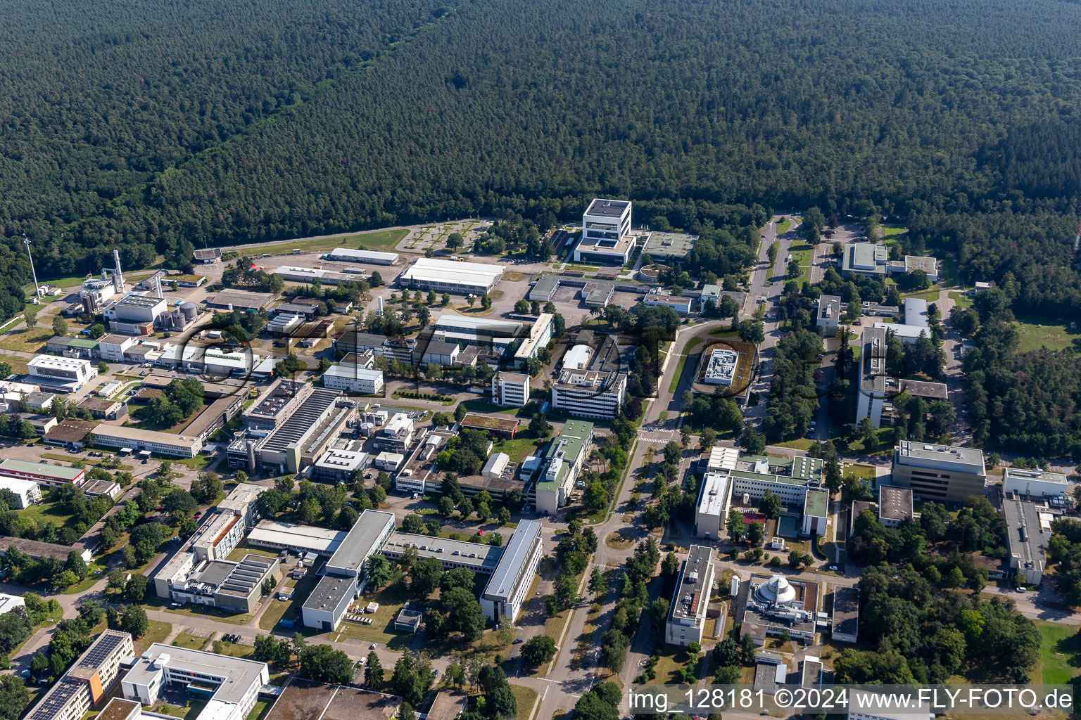 Vue aérienne de Bâtiment de recherche et complexe de bureaux du KIT Campus Nord avec IKET, ITEP, Institut de météorologie et de recherche climatique, wbk Institute for Production Technology, Institute for Astroparticle Physics (IAP), KIT Canteen et IMT Institute of Microstructure sur Eggensteiner Straße à le quartier Leopoldshafen in Eggenstein-Leopoldshafen dans le département Bade-Wurtemberg, Allemagne