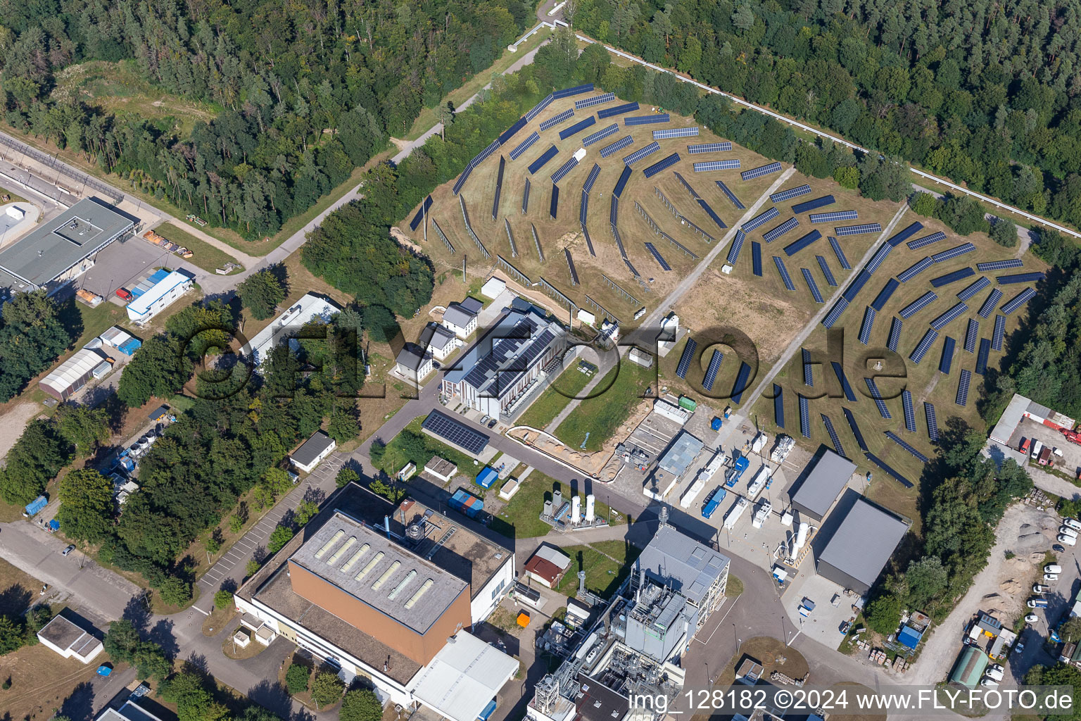 Vue aérienne de Bâtiment de recherche et complexe de bureaux du campus nord de l'Institut technologique de Karlsruhe avec IAM-WBM sur Untergrombacher Straße à le quartier Leopoldshafen in Eggenstein-Leopoldshafen dans le département Bade-Wurtemberg, Allemagne