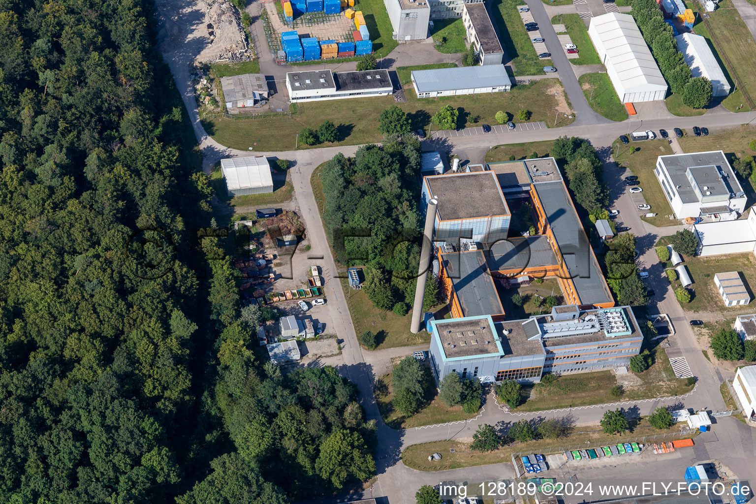 Vue aérienne de Bâtiment de recherche et complexe de bureaux de l'Institut technologique de Karlsruhe Campus Nord avec l'Institut pour la gestion des déchets nucléaires (INE) à le quartier Leopoldshafen in Eggenstein-Leopoldshafen dans le département Bade-Wurtemberg, Allemagne