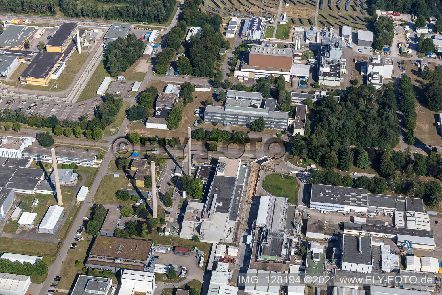 Vue aérienne de Bâtiment de recherche et complexe de bureaux du campus nord de l'Institut technologique de Karlsruhe avec cellules chaudes (ancienne zone de recherche pour les études sur les combustibles) dans la Leopoldshafener Straße à le quartier Leopoldshafen in Eggenstein-Leopoldshafen dans le département Bade-Wurtemberg, Allemagne