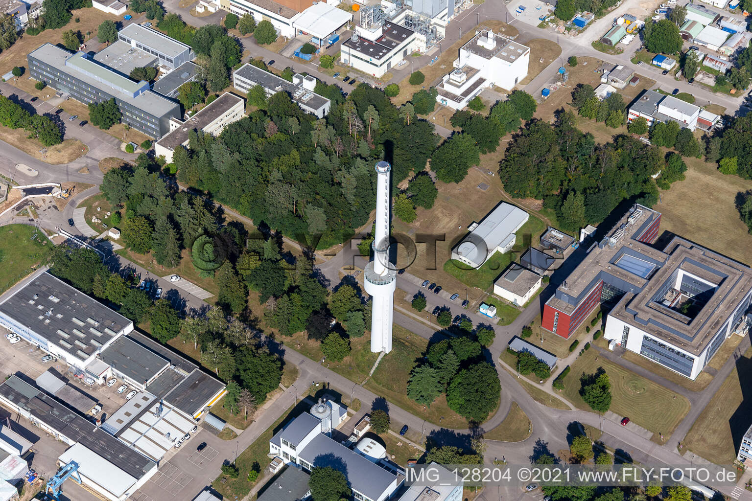 Vue aérienne de Bâtiment de recherche et complexe de bureaux de l'Institut technologique de Karlsruhe Campus Nord avec l'Institut de nanotechnologie et l'IAM-WBM sur Leopoldshafener Allee à le quartier Leopoldshafen in Eggenstein-Leopoldshafen dans le département Bade-Wurtemberg, Allemagne