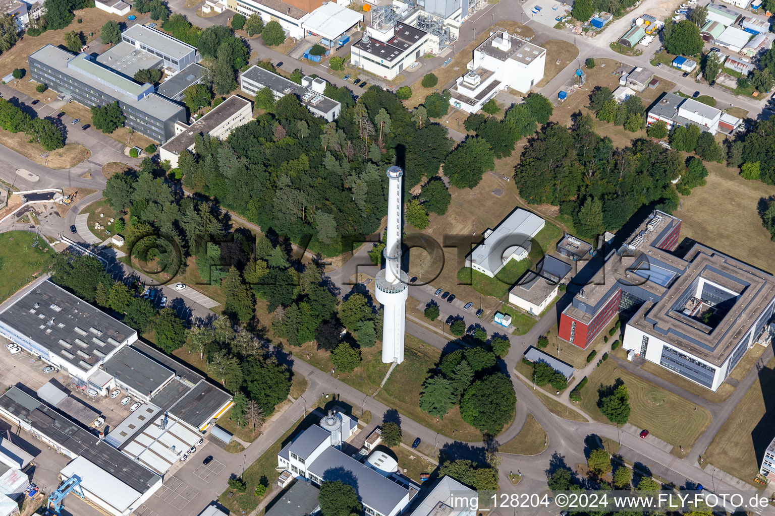 Vue aérienne de Bâtiment de recherche et complexe de bureaux de l'Institut technologique de Karlsruhe Campus Nord avec l'Institut de nanotechnologie et l'IAM-WBM sur Leopoldshafener Allee à le quartier Leopoldshafen in Eggenstein-Leopoldshafen dans le département Bade-Wurtemberg, Allemagne