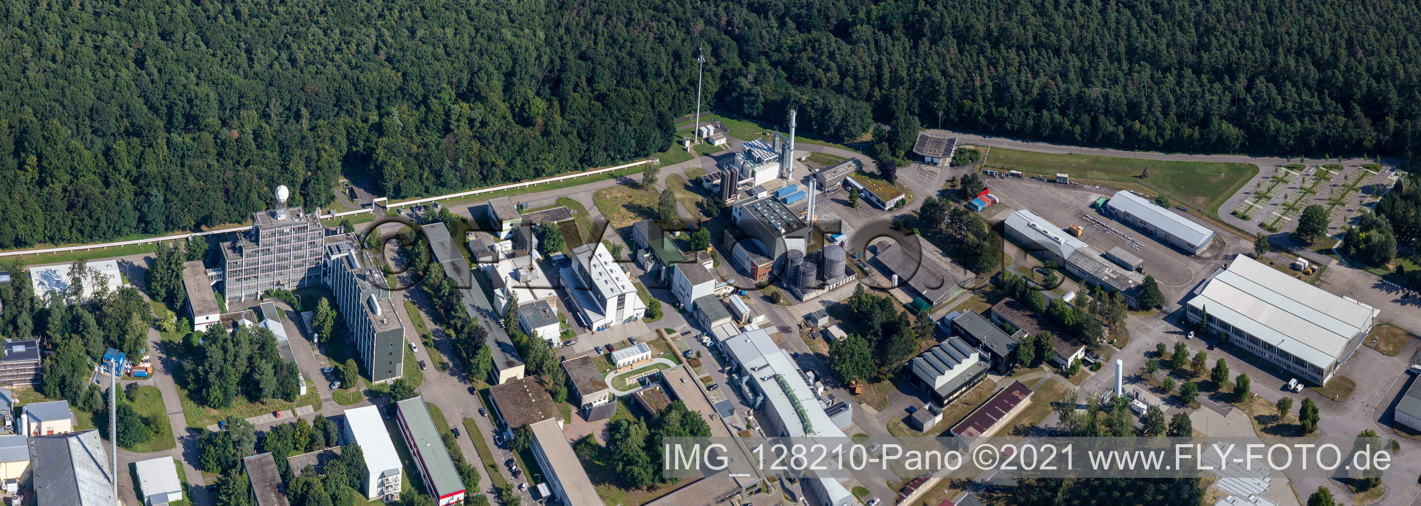 Photographie aérienne de Campus University KIT - Campus Nord (ancien centre de recherche nucléaire de Karlsruhe) en arrière-plan de Leopoldshafen à le quartier Leopoldshafen in Eggenstein-Leopoldshafen dans le département Bade-Wurtemberg, Allemagne