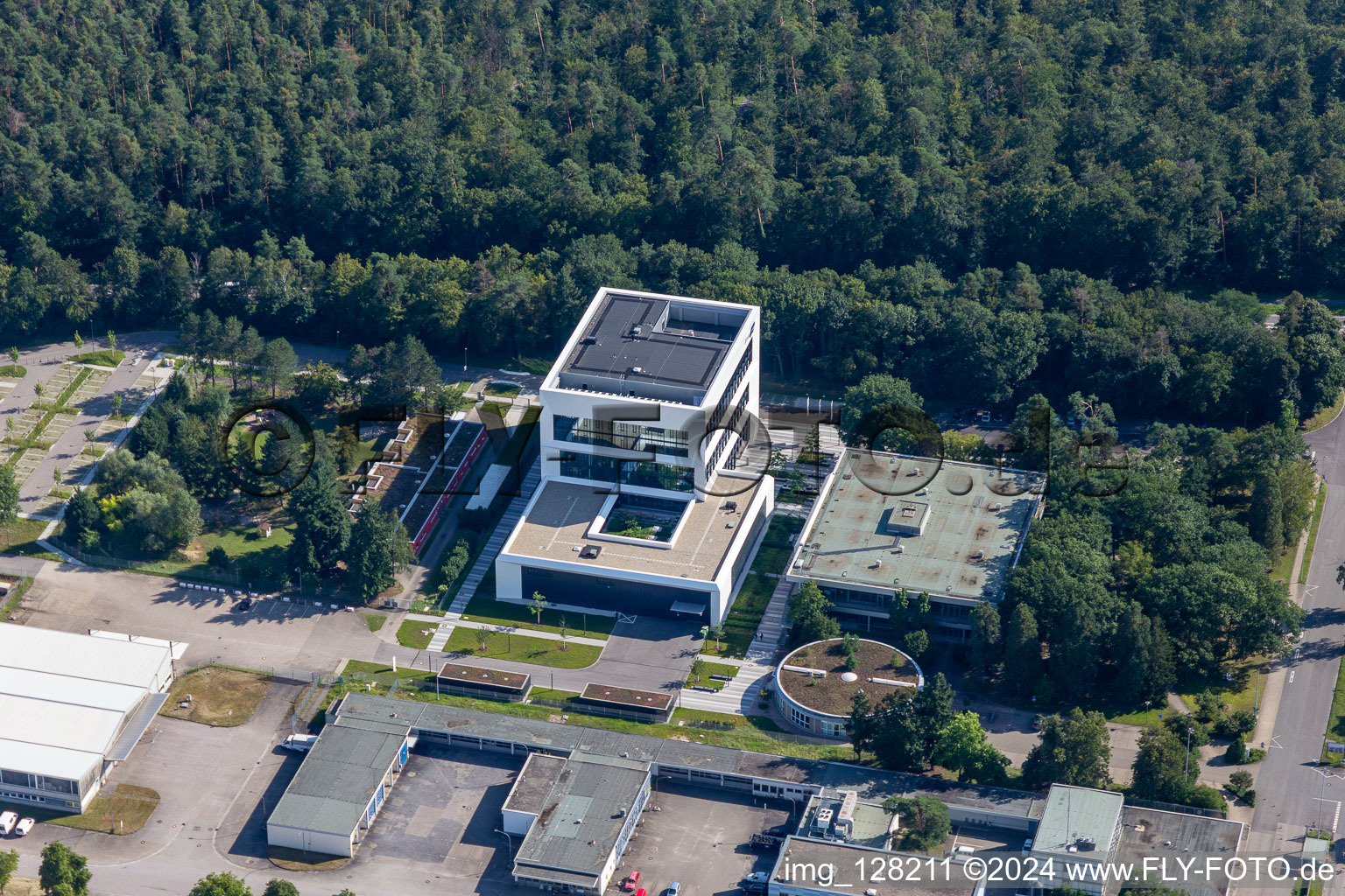 Vue aérienne de Bâtiment de recherche et complexe de bureaux « KIT Campus Nord » avec ZEISS Innovation Hub @KIT et succursale BBBank eG Eggenstein-Leopoldshafen à le quartier Leopoldshafen in Eggenstein-Leopoldshafen dans le département Bade-Wurtemberg, Allemagne