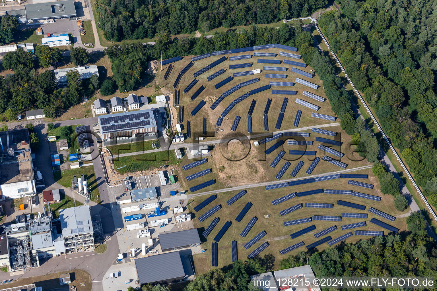 Vue aérienne de Centrale solaire et installations photovoltaïques sur la Untergrombacher Straße du KIT Campus Nord à le quartier Leopoldshafen in Eggenstein-Leopoldshafen dans le département Bade-Wurtemberg, Allemagne