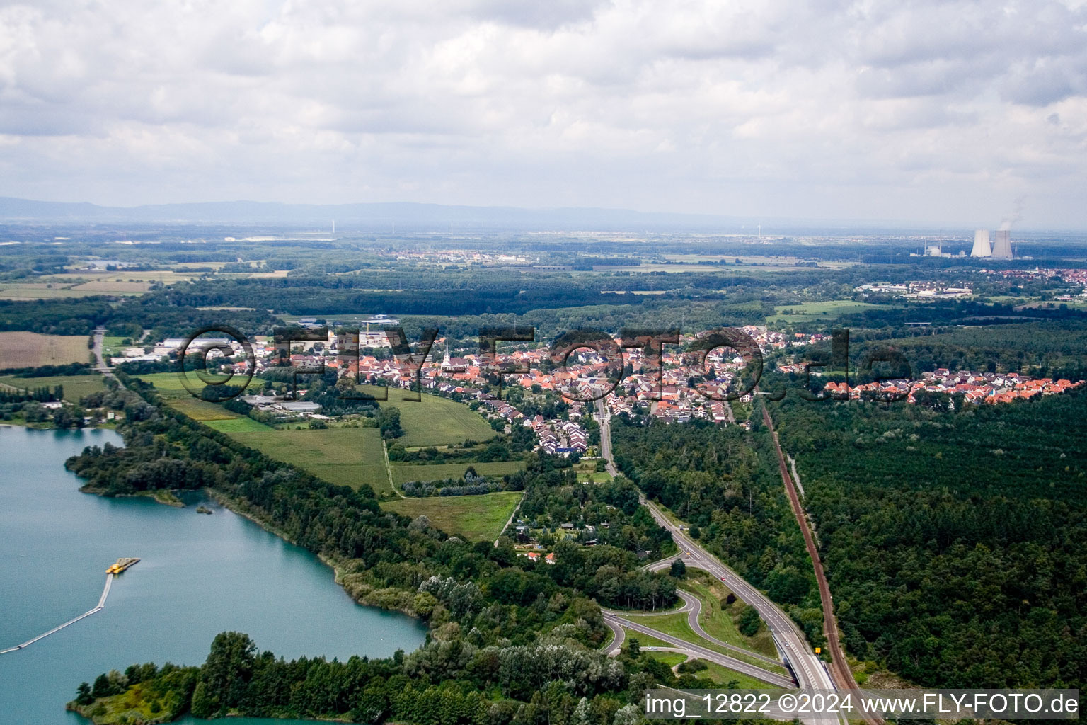 Vue aérienne de Zones riveraines du lac de carrière à le quartier Huttenheim in Philippsburg dans le département Bade-Wurtemberg, Allemagne