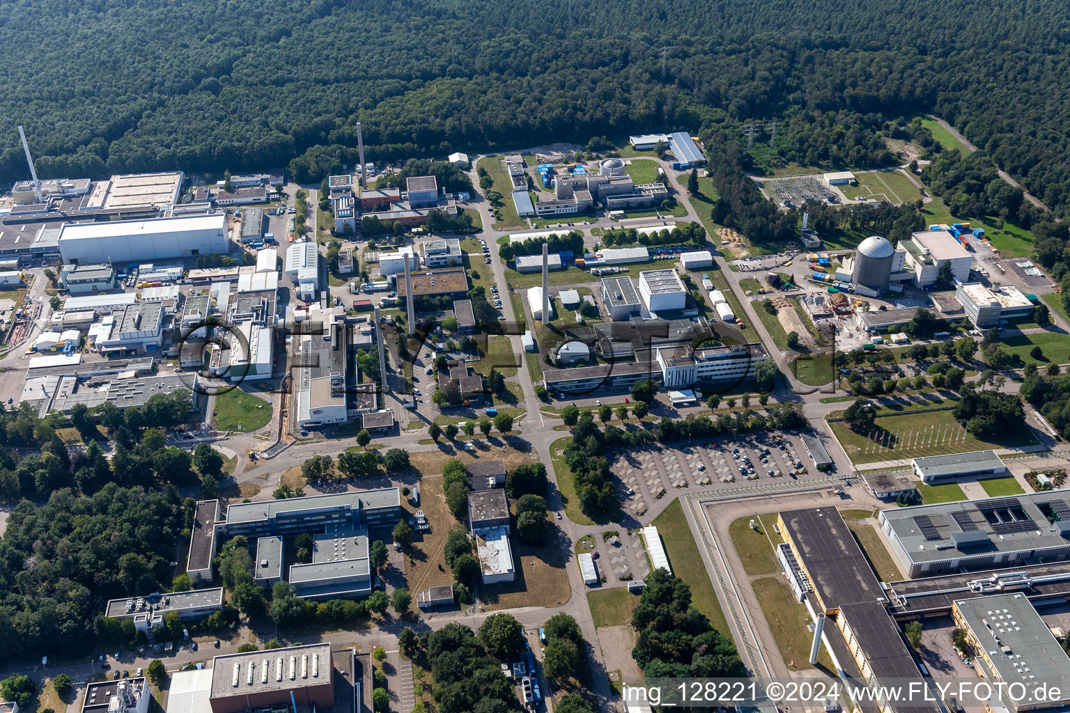 Vue aérienne de Bâtiment de recherche et complexe de bureaux du campus nord de l'Institut technologique de Karlsruhe avec cellules chaudes (ancienne zone de recherche pour les études sur les combustibles) dans la Leopoldshafener Straße à le quartier Leopoldshafen in Eggenstein-Leopoldshafen dans le département Bade-Wurtemberg, Allemagne