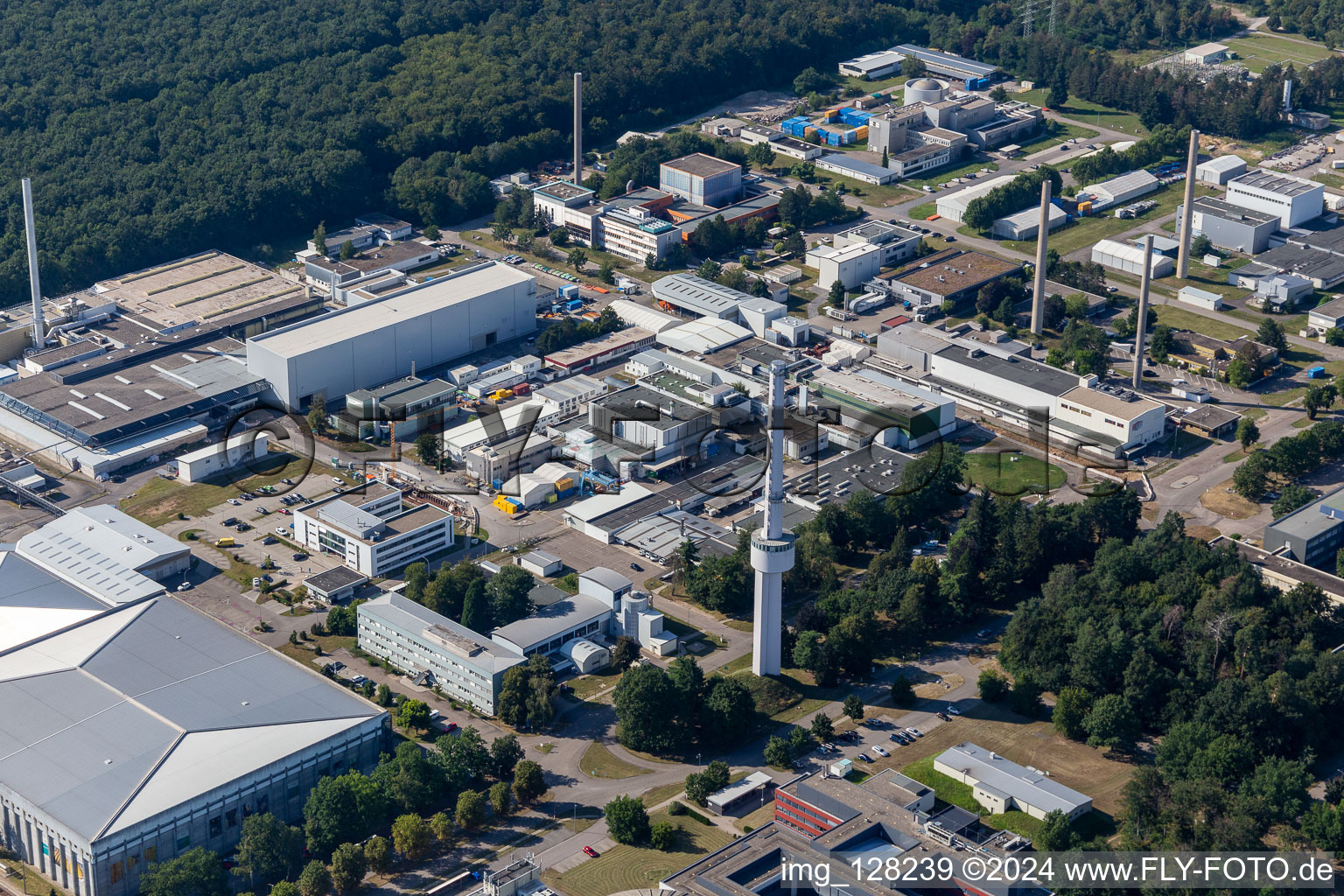 Vue aérienne de Bâtiment de recherche et complexe de bureaux de l'Institut technologique de Karlsruhe Campus Nord avec l'Institut de nanotechnologie et EWN GmbH à le quartier Leopoldshafen in Eggenstein-Leopoldshafen dans le département Bade-Wurtemberg, Allemagne