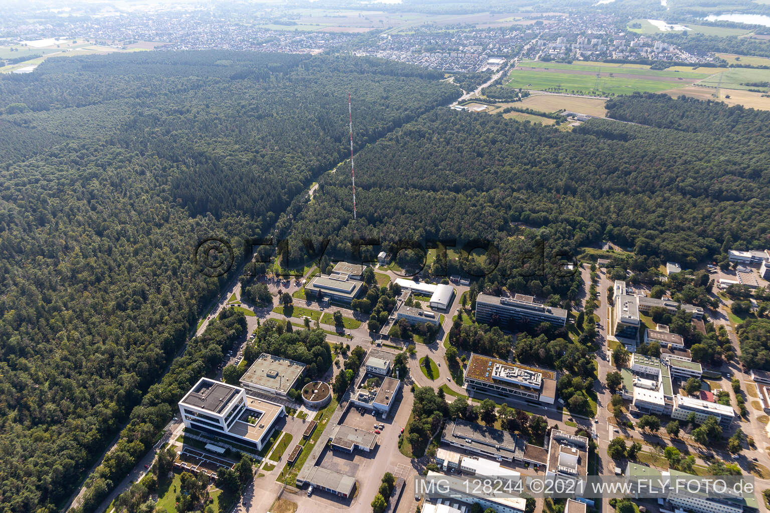 Vue oblique de Campus University KIT - Campus Nord (ancien centre de recherche nucléaire de Karlsruhe) en arrière-plan de Leopoldshafen à le quartier Leopoldshafen in Eggenstein-Leopoldshafen dans le département Bade-Wurtemberg, Allemagne