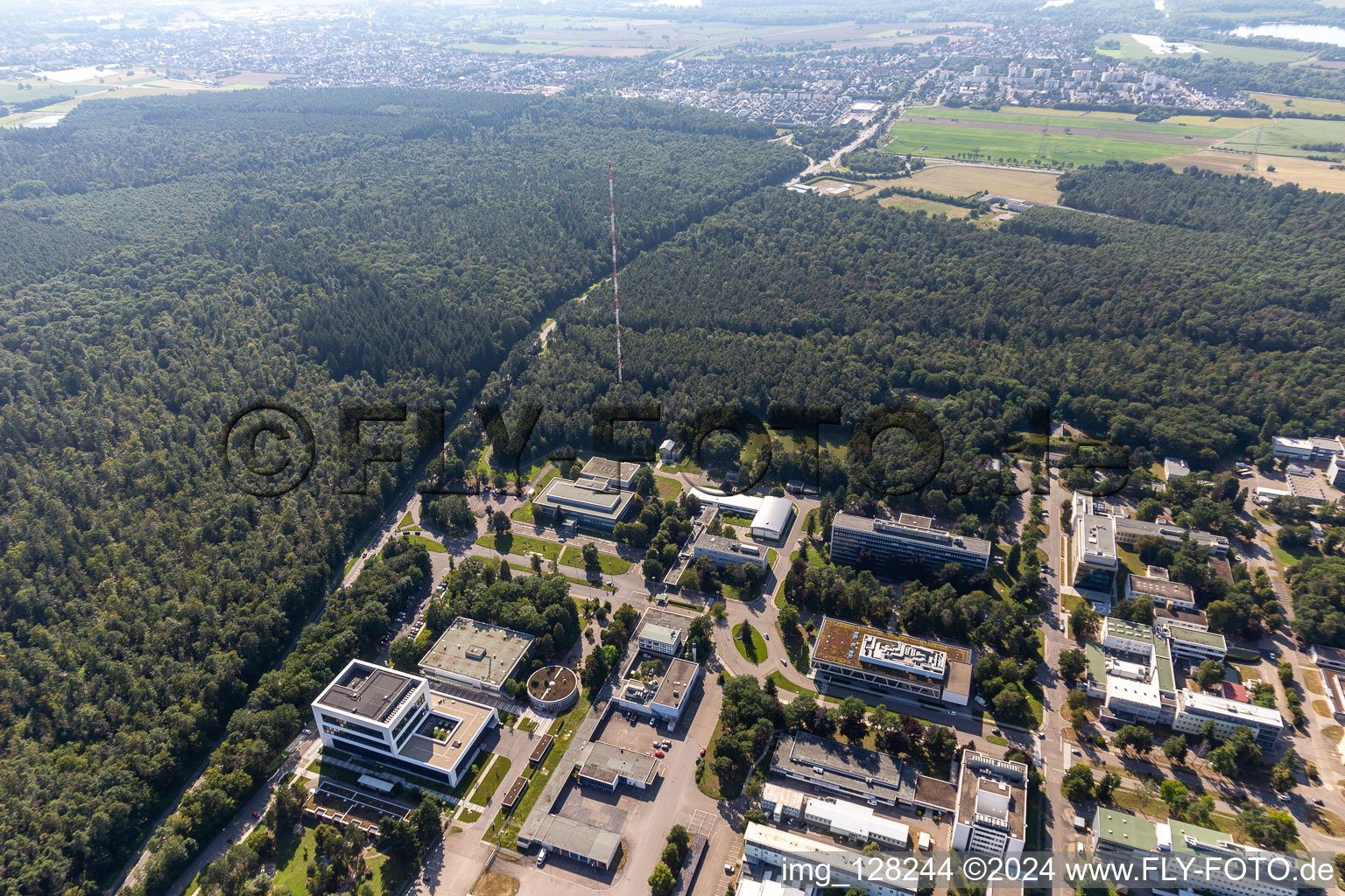 Vue oblique de Campus University KIT - Campus Nord (ancien centre de recherche nucléaire de Karlsruhe) en arrière-plan de Leopoldshafen à le quartier Leopoldshafen in Eggenstein-Leopoldshafen dans le département Bade-Wurtemberg, Allemagne