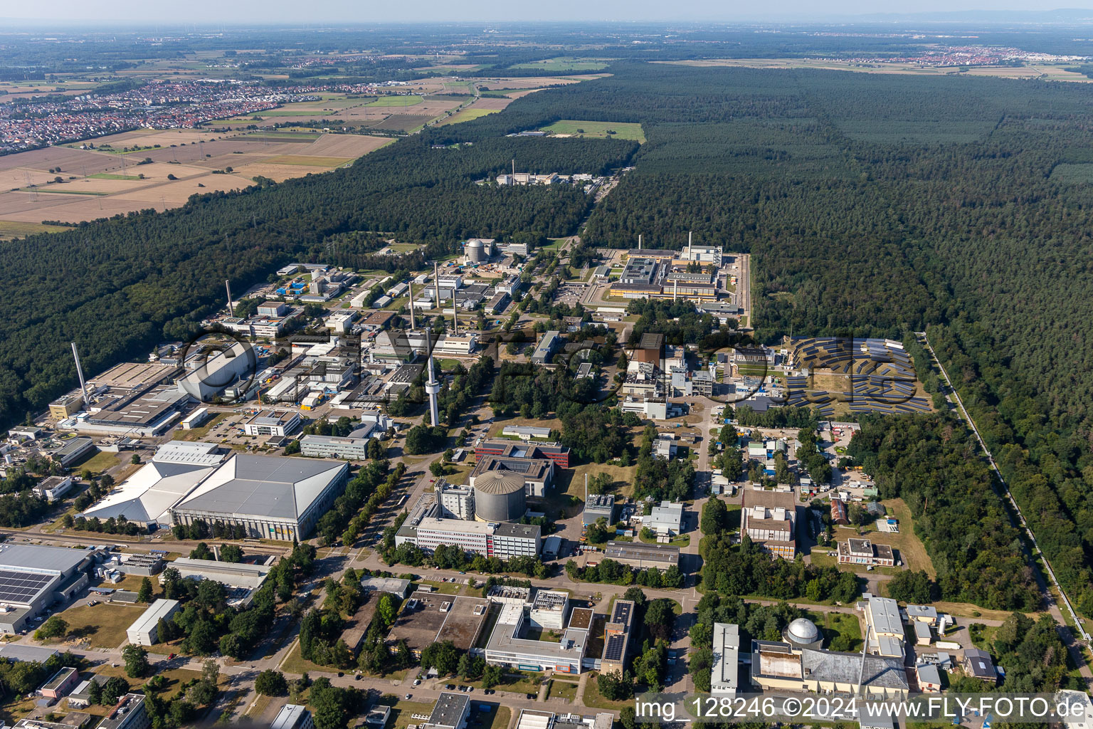 Campus University KIT - Campus Nord (ancien centre de recherche nucléaire de Karlsruhe) en arrière-plan de Leopoldshafen à le quartier Leopoldshafen in Eggenstein-Leopoldshafen dans le département Bade-Wurtemberg, Allemagne d'en haut