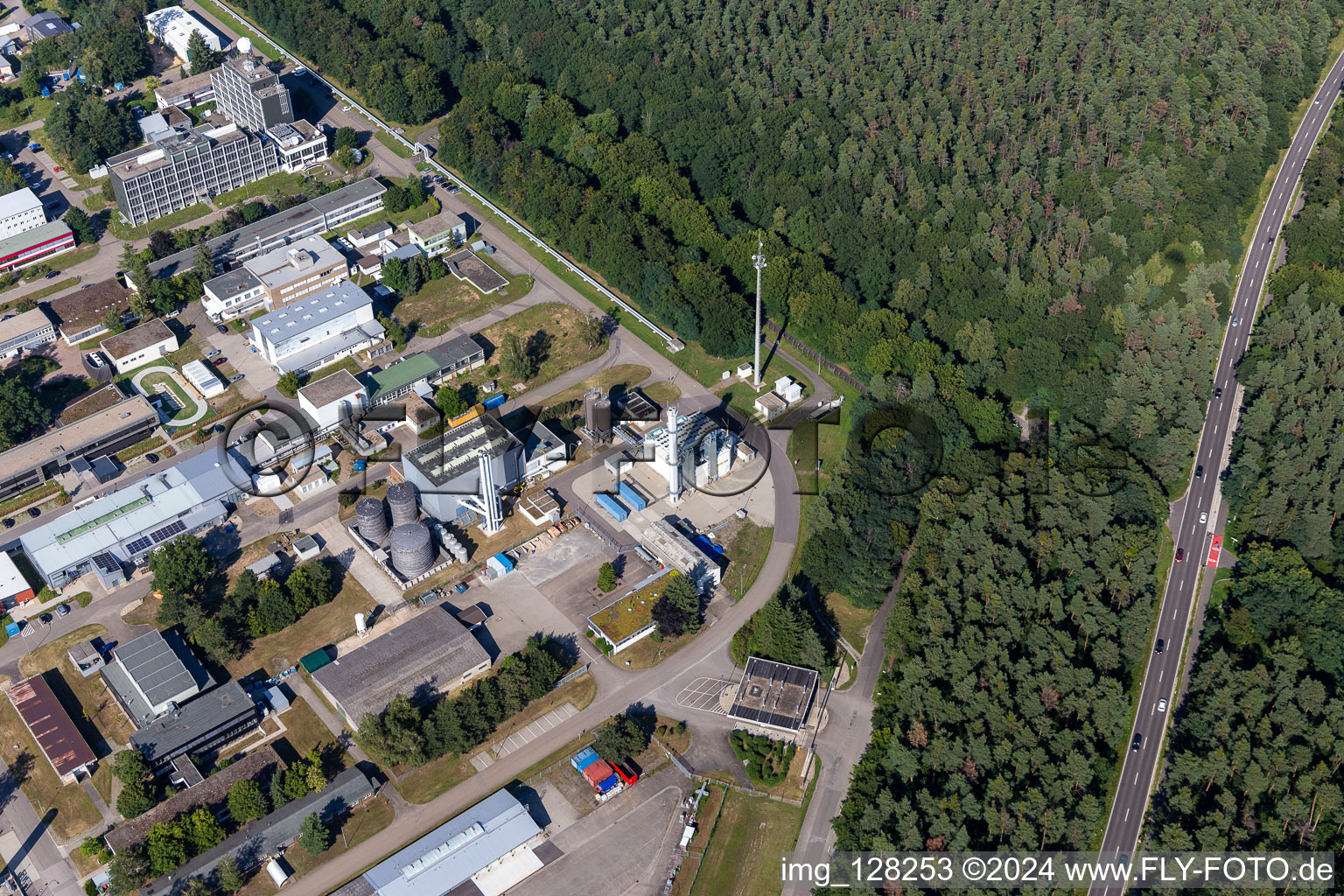 Vue aérienne de Bâtiment de recherche et complexe de bureaux du KIT Campus Nord avec l'Institut wkb pour la technologie de production, ITEP sur Blankenlocher Straße à le quartier Leopoldshafen in Eggenstein-Leopoldshafen dans le département Bade-Wurtemberg, Allemagne
