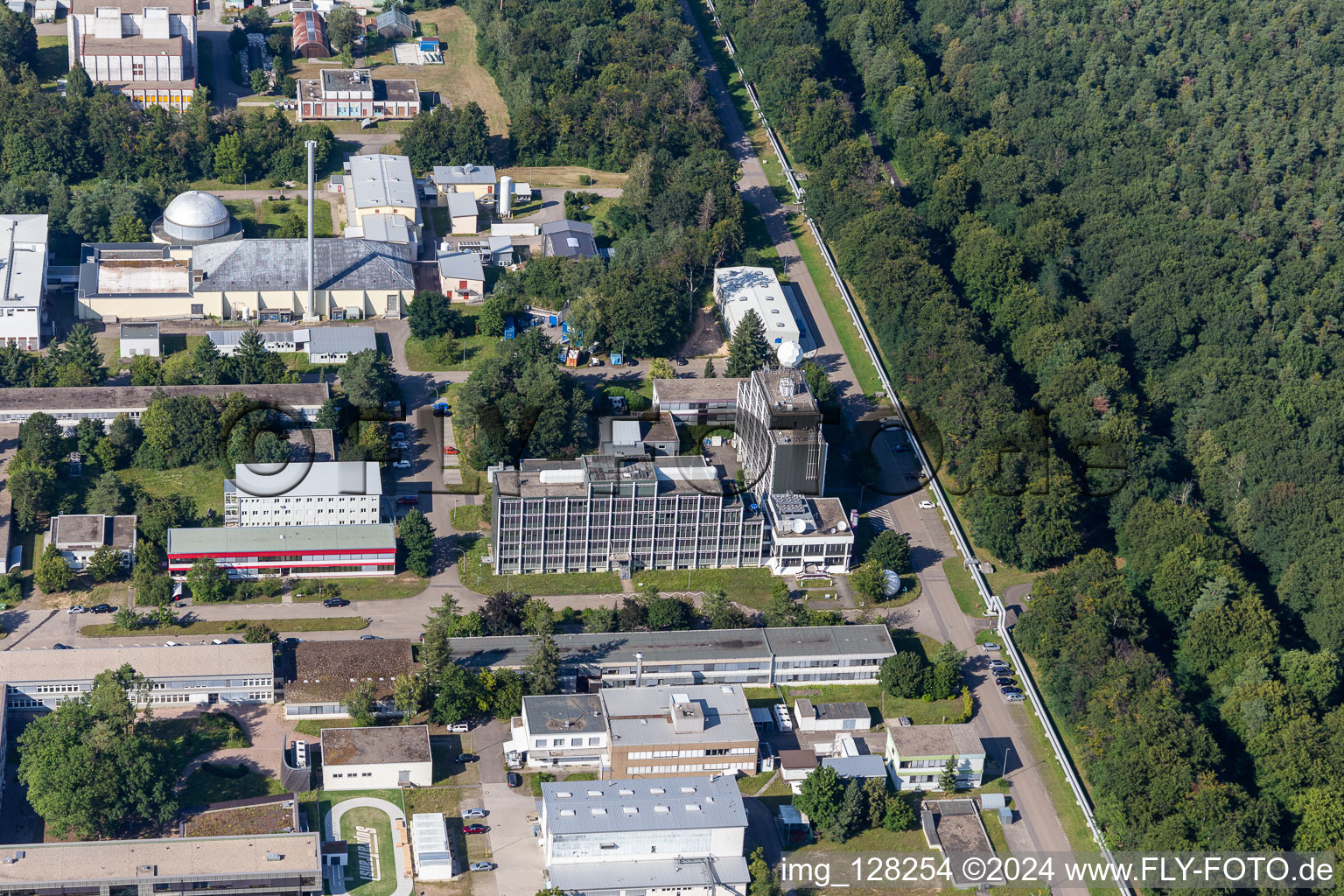 Vue aérienne de Bâtiment de recherche et complexe de bureaux de l'Institut technologique de Karlsruhe Campus Nord avec l'Institut de météorologie et de recherche climatique à le quartier Leopoldshafen in Eggenstein-Leopoldshafen dans le département Bade-Wurtemberg, Allemagne