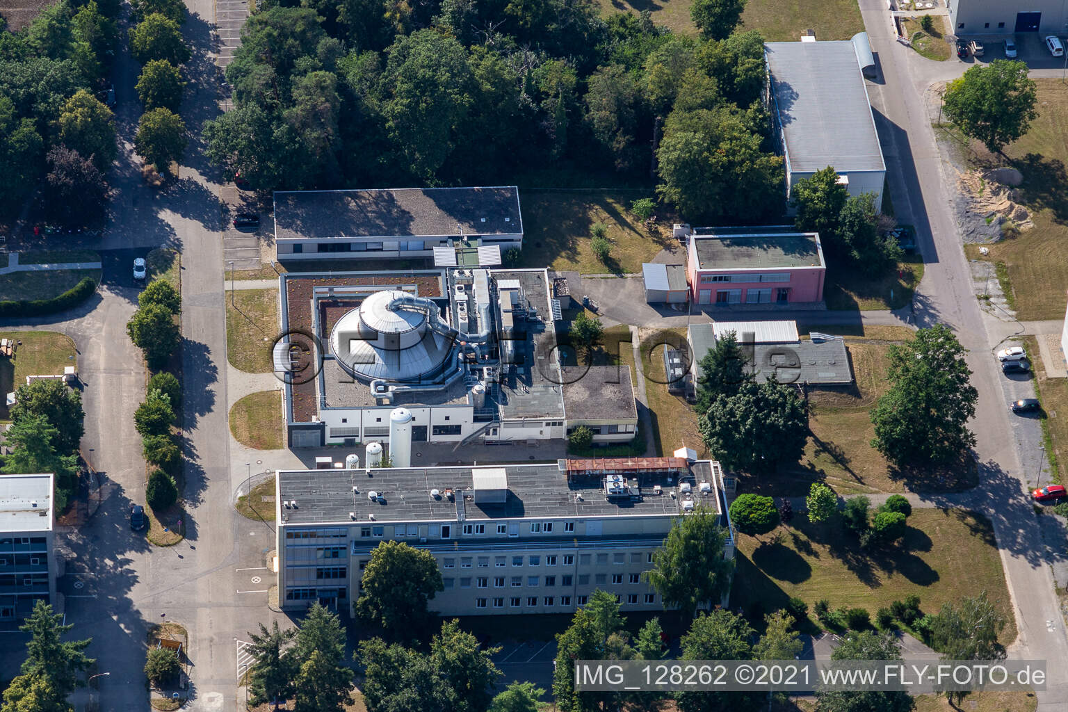 Vue aérienne de Bâtiment de recherche et complexe de bureaux du campus nord de l'Institut technologique de Karlsruhe, sur la Karlsruher Allee à le quartier Leopoldshafen in Eggenstein-Leopoldshafen dans le département Bade-Wurtemberg, Allemagne