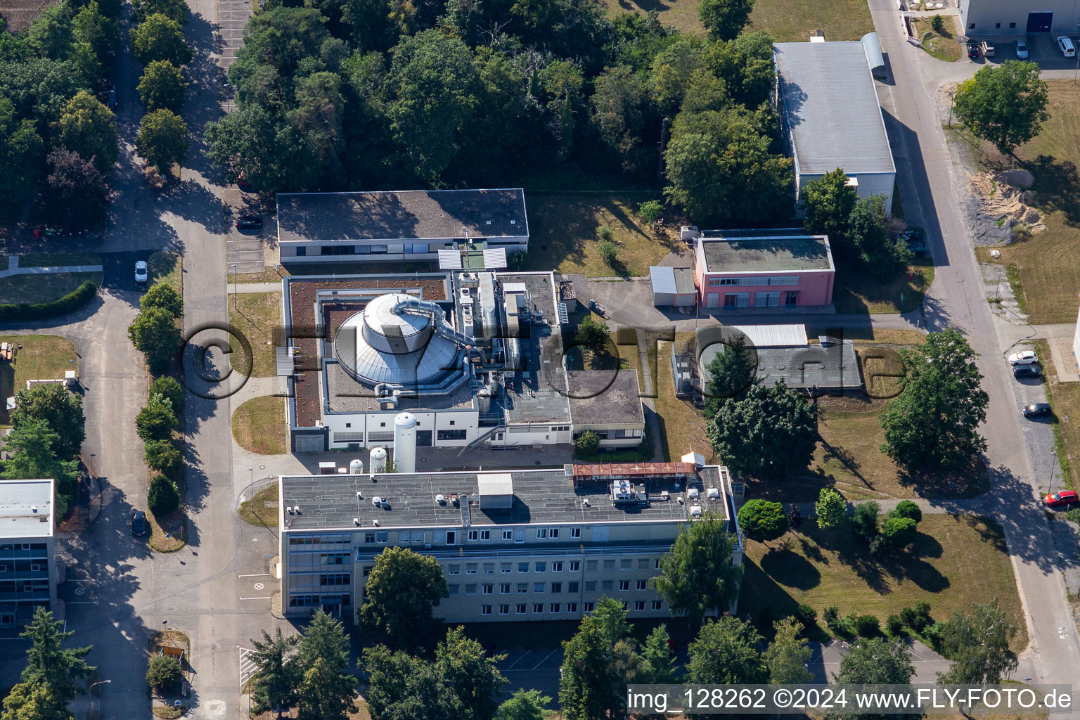 Vue aérienne de Bâtiment de recherche et complexe de bureaux du campus nord de l'Institut technologique de Karlsruhe, sur la Karlsruher Allee à le quartier Leopoldshafen in Eggenstein-Leopoldshafen dans le département Bade-Wurtemberg, Allemagne