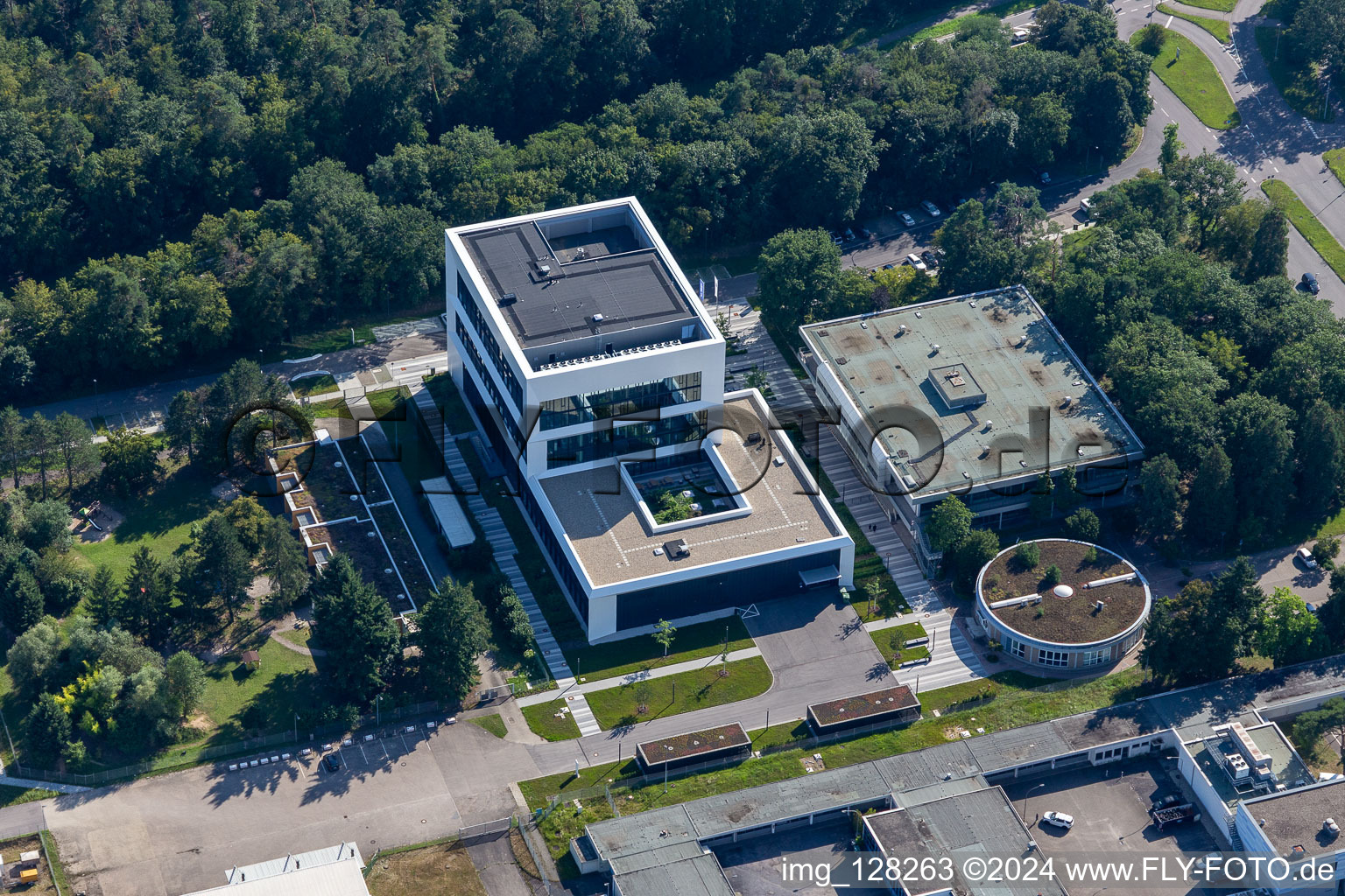 Vue aérienne de Bâtiment de recherche et complexe de bureaux « KIT Campus Nord » avec ZEISS Innovation Hub @KIT et succursale BBBank eG Eggenstein-Leopoldshafen à le quartier Leopoldshafen in Eggenstein-Leopoldshafen dans le département Bade-Wurtemberg, Allemagne