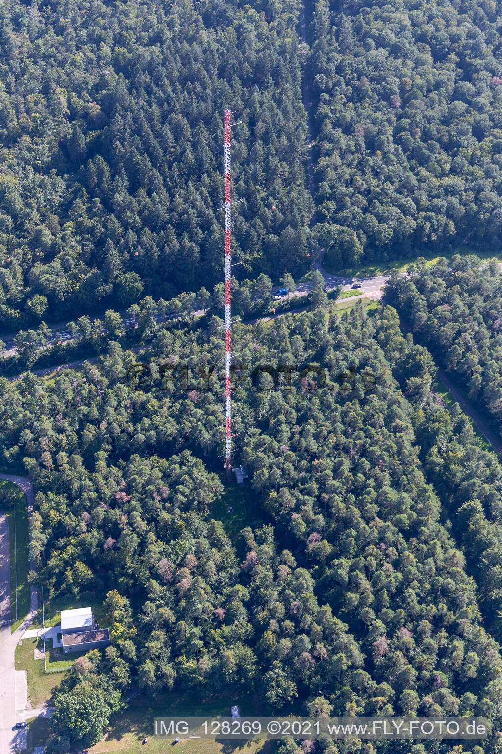 Vue aérienne de Tour de mesure de la contamination radioactive de l'air au KIT Campus Nord (anciennement Centre de recherche nucléaire de Karlsruhe) dans le Hardtwald à le quartier Leopoldshafen in Eggenstein-Leopoldshafen dans le département Bade-Wurtemberg, Allemagne