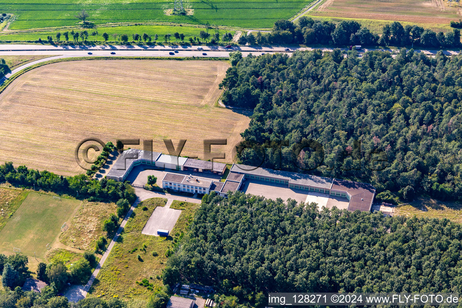 Vue aérienne de Centre de premier accueil à Schröcker Tor à le quartier Leopoldshafen in Eggenstein-Leopoldshafen dans le département Bade-Wurtemberg, Allemagne