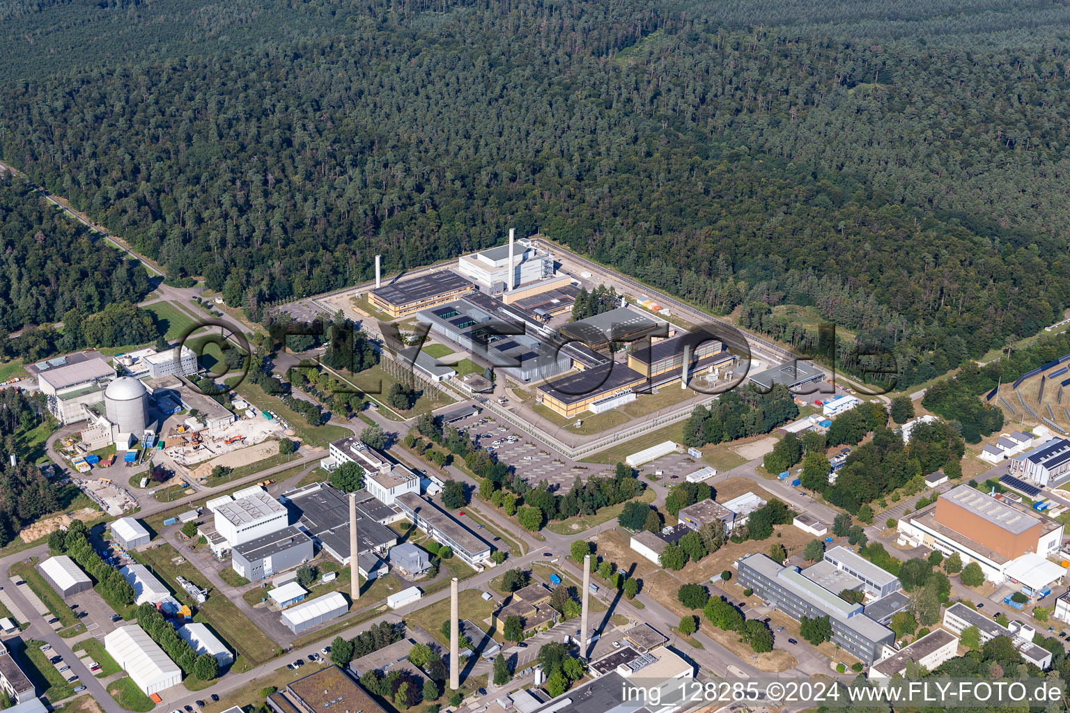 Vue aérienne de Bâtiment de recherche et complexe de bureaux du Centre commun de recherche (JRC) - anciennement Institut des éléments transuraniens (ITU) sur le terrain du KIT Campus Nord à le quartier Leopoldshafen in Eggenstein-Leopoldshafen dans le département Bade-Wurtemberg, Allemagne