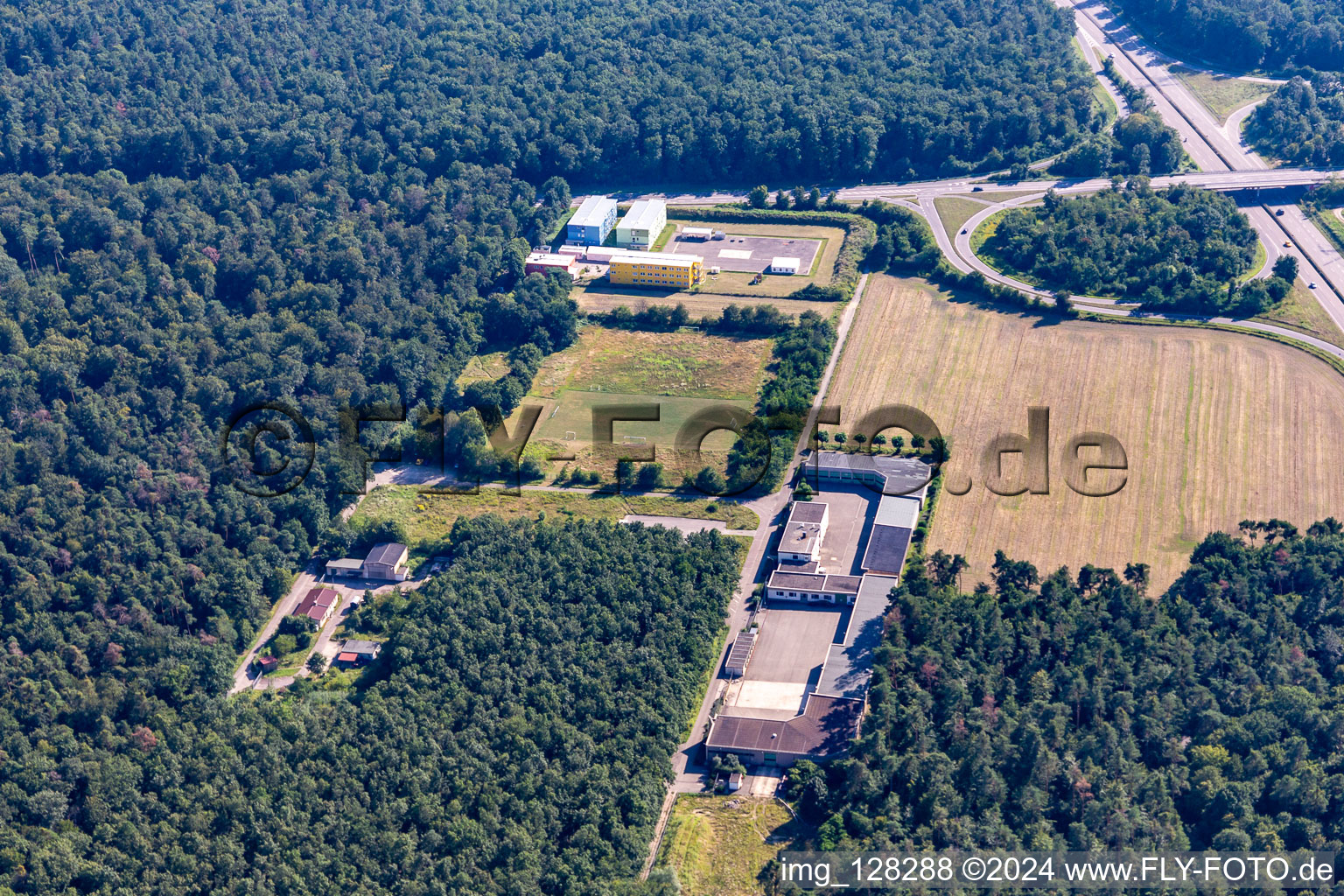 Vue aérienne de Centre de premier accueil à Schröcker Tor à le quartier Leopoldshafen in Eggenstein-Leopoldshafen dans le département Bade-Wurtemberg, Allemagne