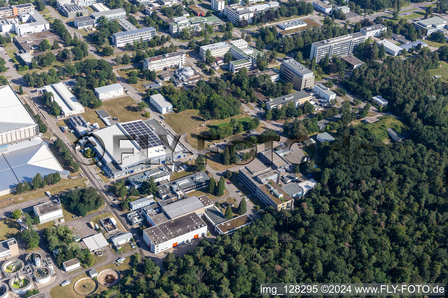 Vue aérienne de KIT Campus Nord, Linkenheimer Straße, ZAG Zyklotron, pompiers de l'usine à le quartier Leopoldshafen in Eggenstein-Leopoldshafen dans le département Bade-Wurtemberg, Allemagne