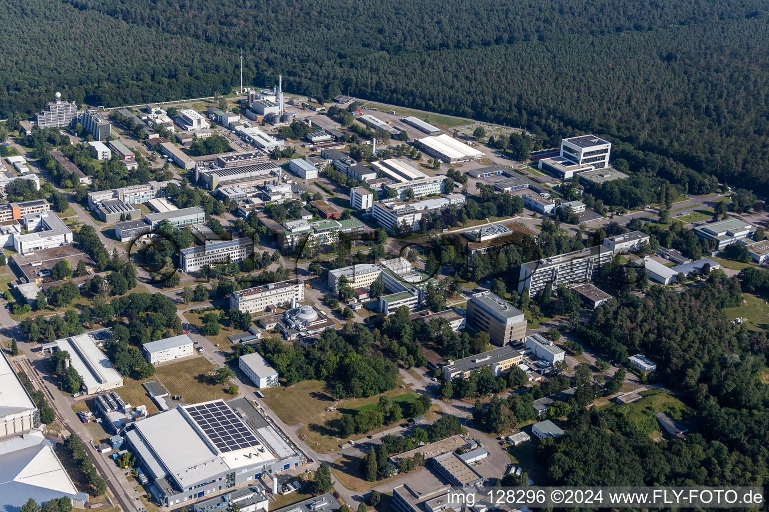 Vue aérienne de Bâtiment de recherche et complexe de bureaux du KIT Campus Nord avec bibliothèque, Institut de Microstructure, ITEP, Institut de Physique des Astroparticules, Laboratoire LEVKIN sur Eggensteiner Straße à le quartier Leopoldshafen in Eggenstein-Leopoldshafen dans le département Bade-Wurtemberg, Allemagne