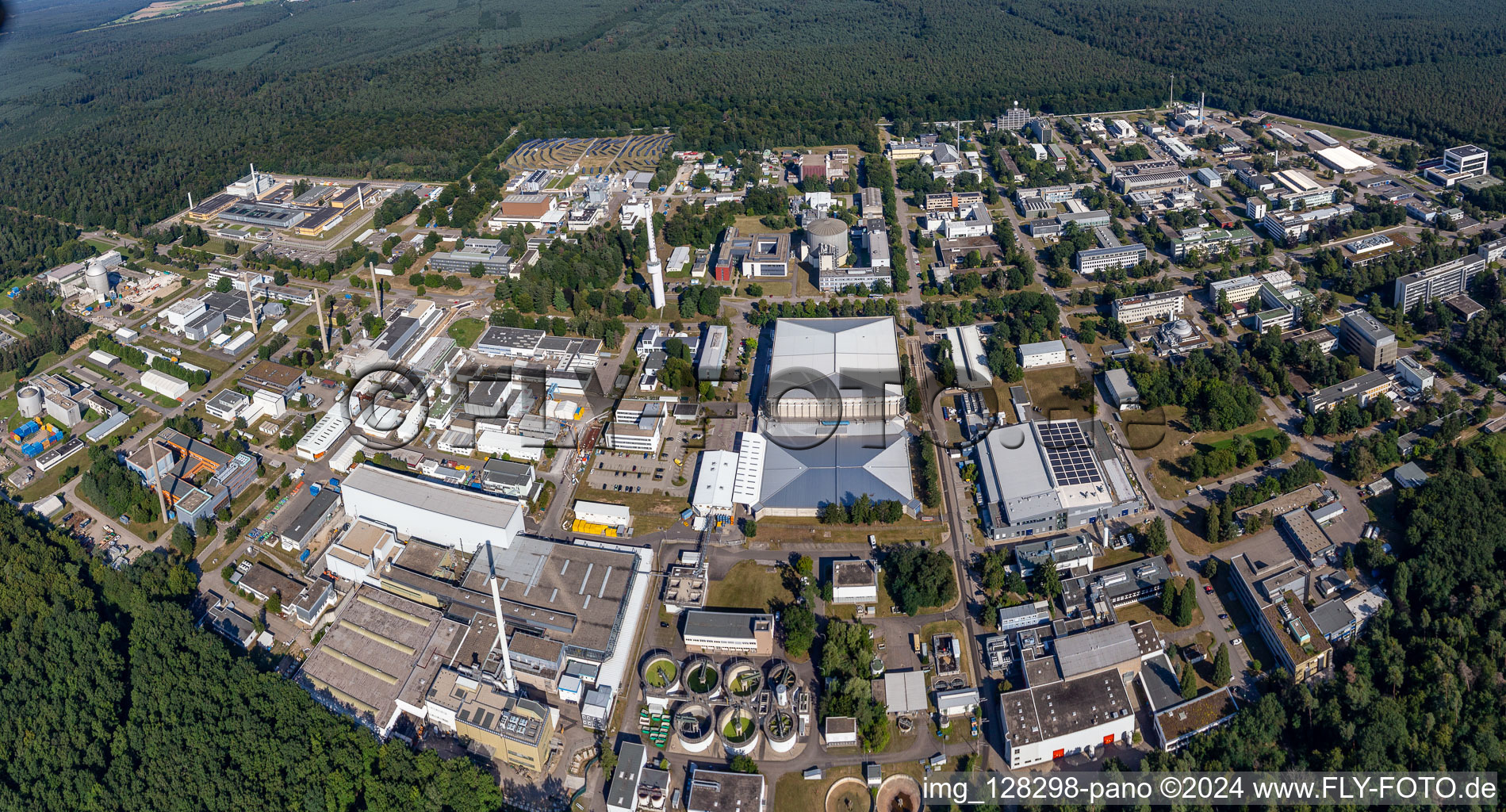 Enregistrement par drone de Bâtiment de recherche et complexe de bureaux du KIT Campus Nord (anciennement Centre de recherche nucléaire de Karlsruhe) à le quartier Leopoldshafen in Eggenstein-Leopoldshafen dans le département Bade-Wurtemberg, Allemagne