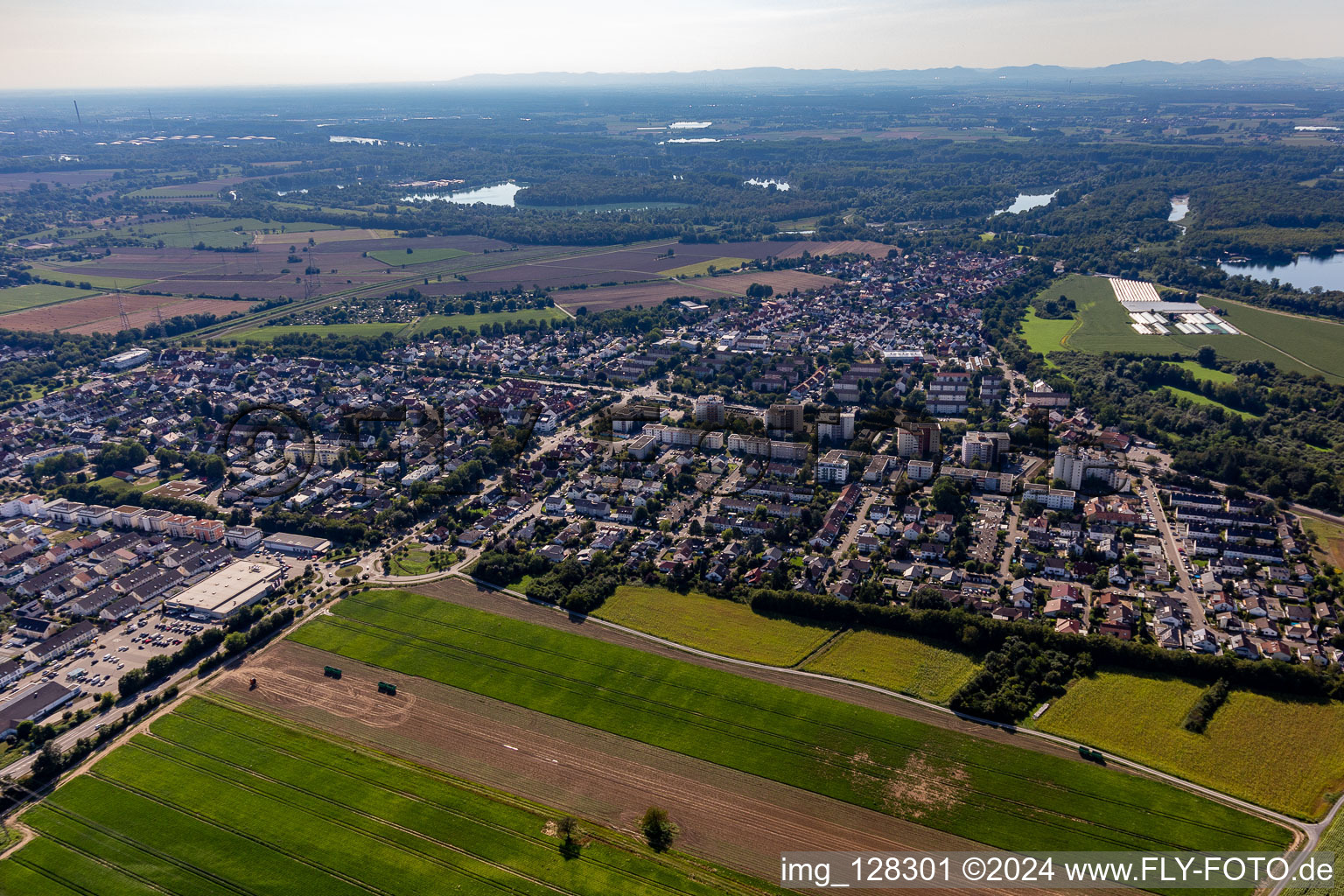 Vue aérienne de De l'est à le quartier Leopoldshafen in Eggenstein-Leopoldshafen dans le département Bade-Wurtemberg, Allemagne