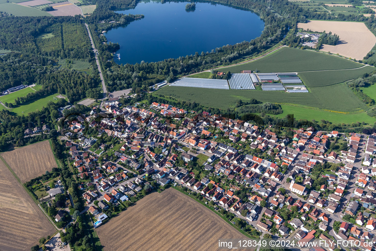 Vue aérienne de À la gravière du Mittelgrund à le quartier Leopoldshafen in Eggenstein-Leopoldshafen dans le département Bade-Wurtemberg, Allemagne