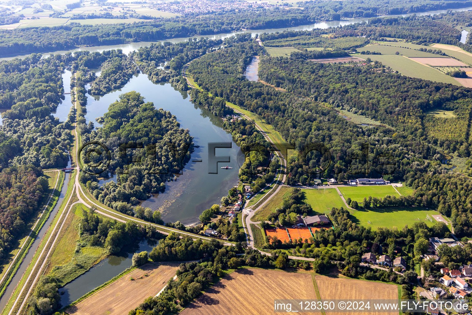 Vue aérienne de Zones riveraines du Leopoldshafen avec courts de tennis du TC Leopoldshafen et terrain en gazon du club de football Leopoldshafen 1936 eV sur le Vieux Rhin dans une zone forestière à le quartier Leopoldshafen in Eggenstein-Leopoldshafen dans le département Bade-Wurtemberg, Allemagne