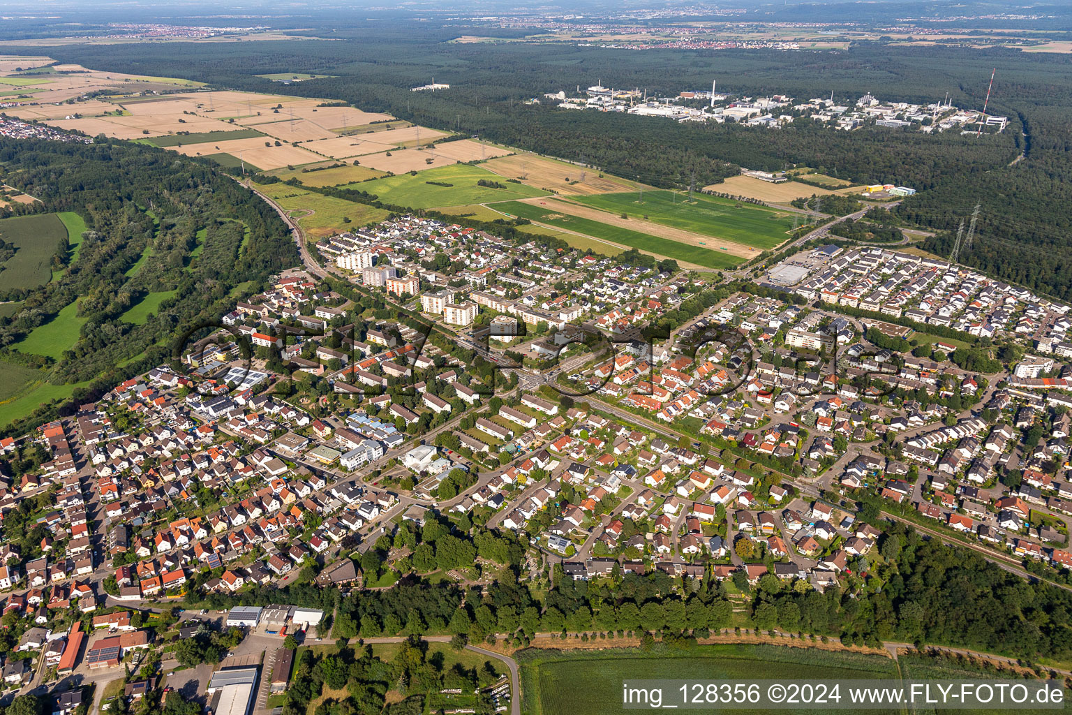 Vue aérienne de Vue des rues et des maisons des quartiers résidentiels à le quartier Leopoldshafen in Eggenstein-Leopoldshafen dans le département Bade-Wurtemberg, Allemagne