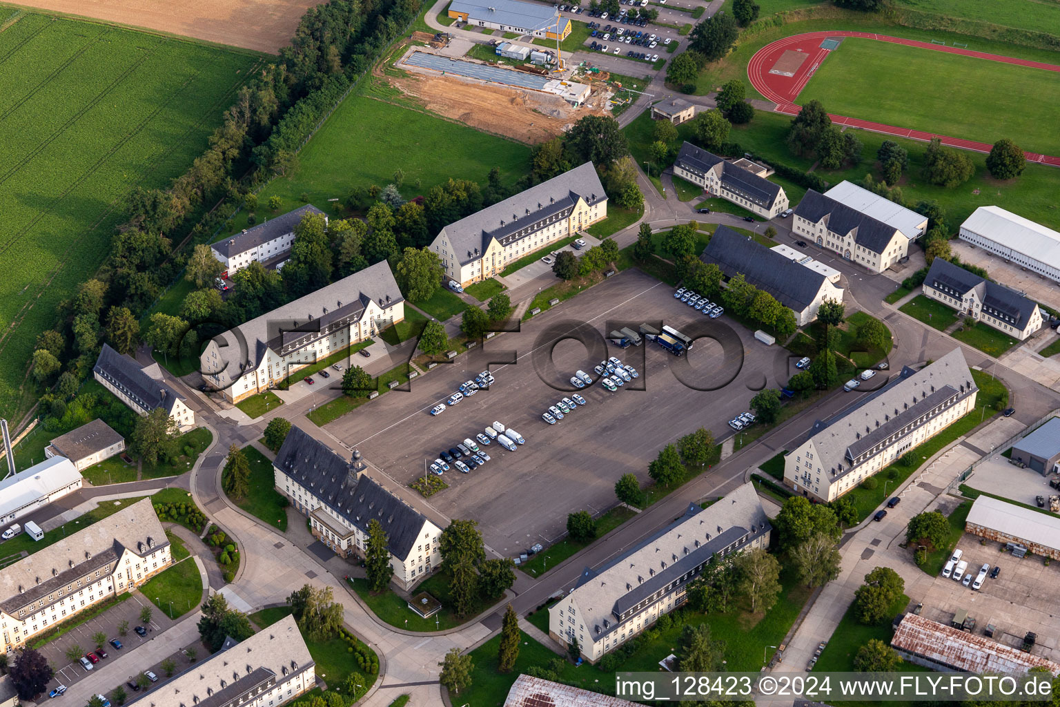 Vue aérienne de Ancienne caserne des douanes, aujourd'hui police fédérale à Bad Bergzabern dans le département Rhénanie-Palatinat, Allemagne