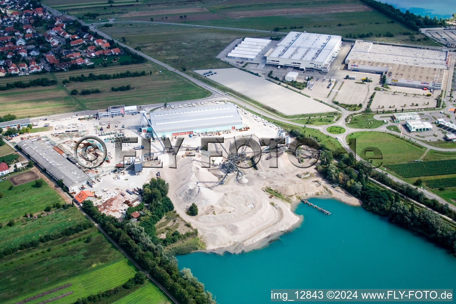 Vue aérienne de Terrain et zones de déblais du Kiesweier à le quartier Wiesental in Waghäusel dans le département Bade-Wurtemberg, Allemagne