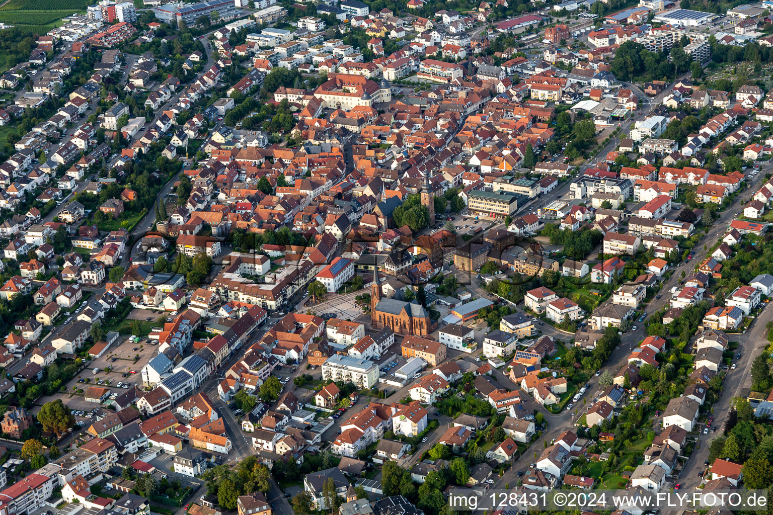 Bad Bergzabern dans le département Rhénanie-Palatinat, Allemagne vu d'un drone