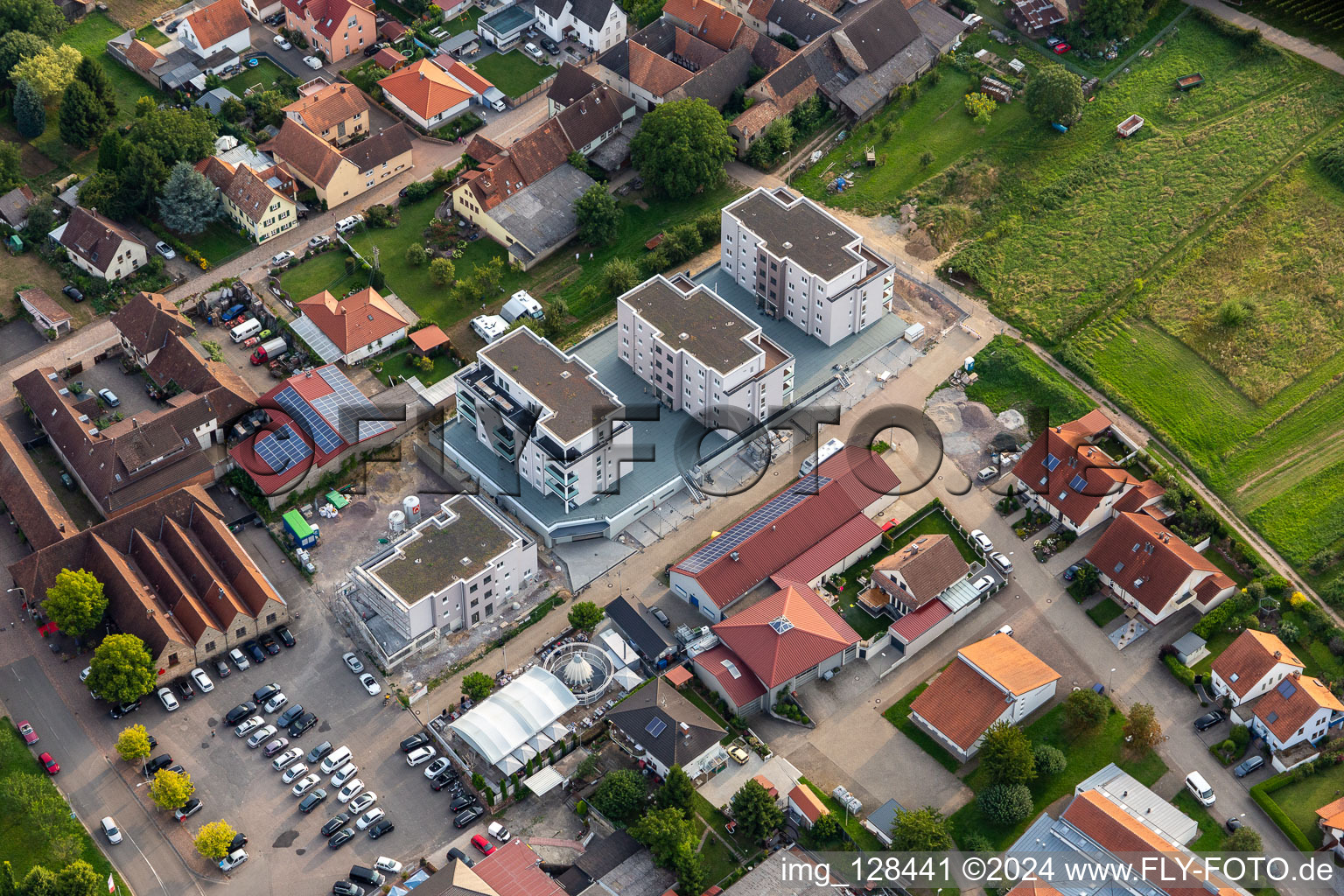 Vue aérienne de Nouveaux bâtiments sur Silvanerstr à le quartier Schweigen in Schweigen-Rechtenbach dans le département Rhénanie-Palatinat, Allemagne